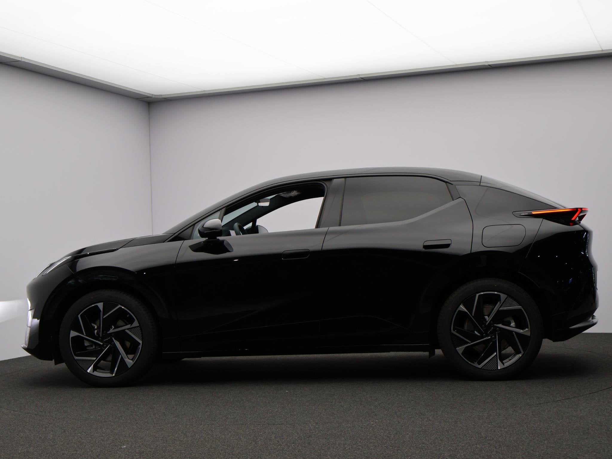 Lynk & Co 02 More 66 kWh MY27 Onyx Black | Gele Gordels!, Automaat, Achterwielaandrijving, Automatische klimaatregeling, 1795 kg