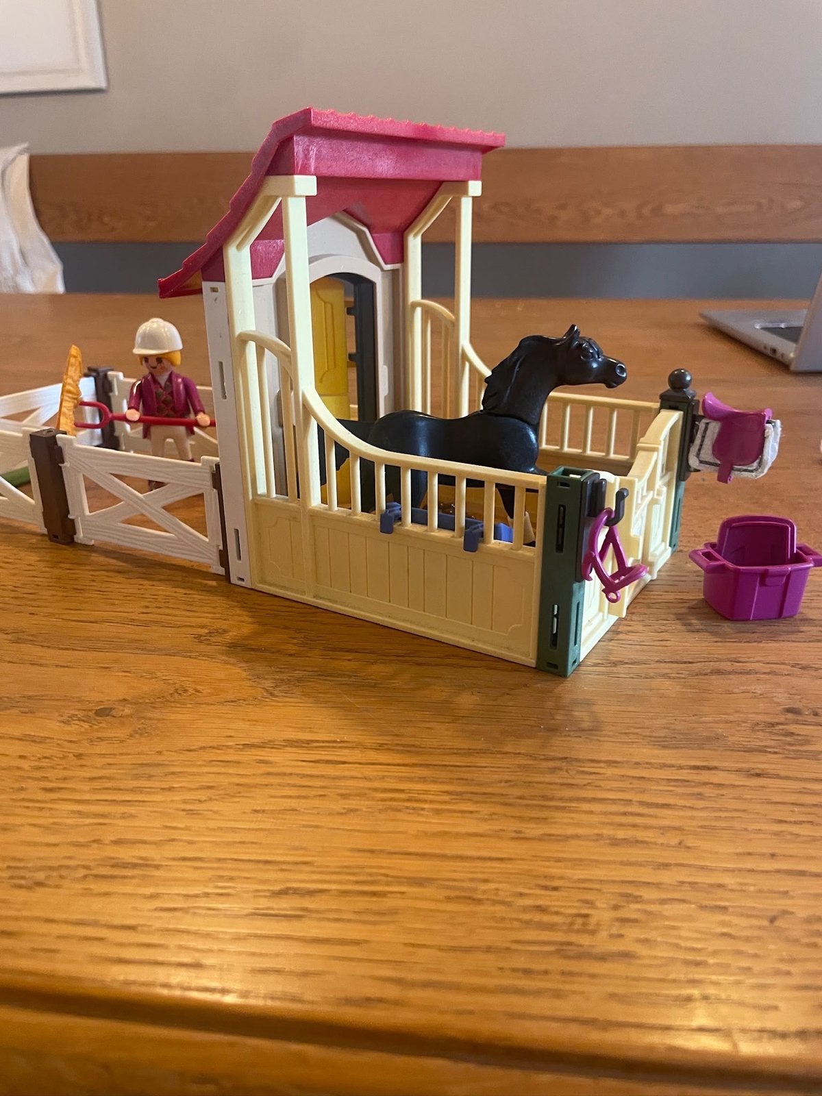 Playmobil paardenstal met paard, ruiter en accessoires, Gebouw, Complete set, Ophalen of Verzenden, Zo goed als nieuw