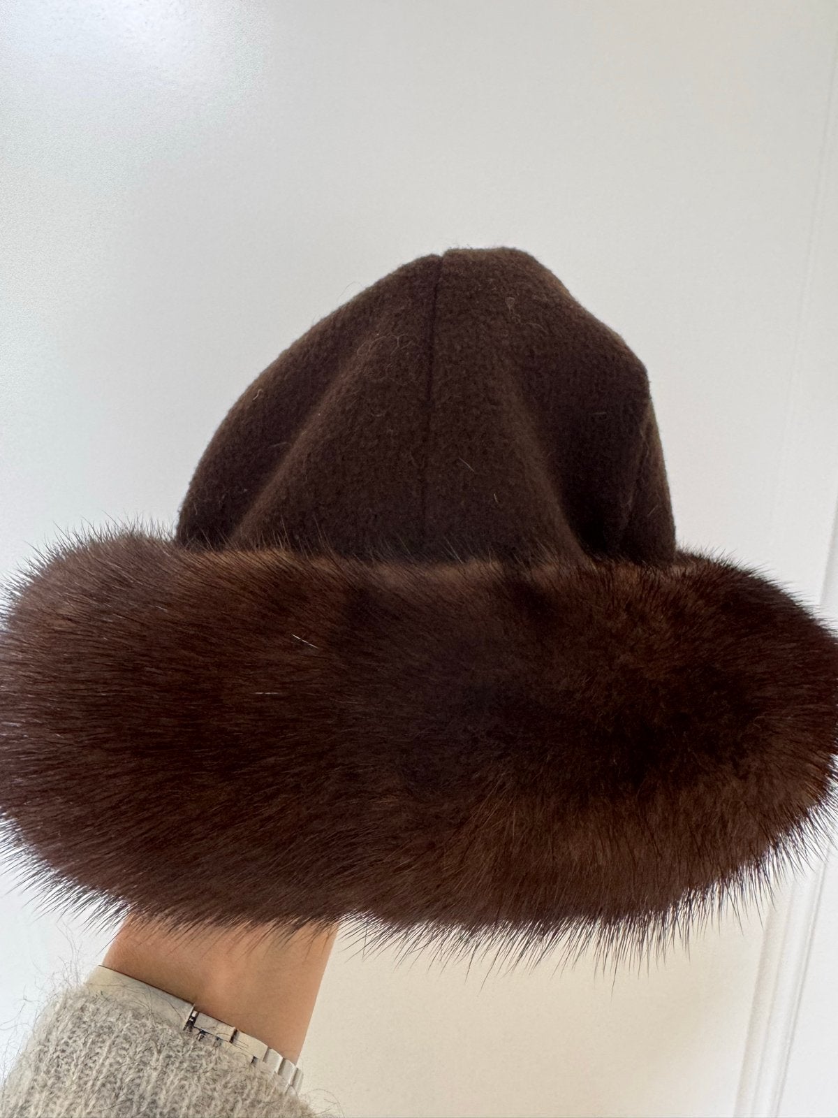 Bruine bontmuts met pompons, Kleding | Dames, Hoeden en Petten, Zo goed als nieuw, Hoed, One size fits all, Ophalen of Verzenden