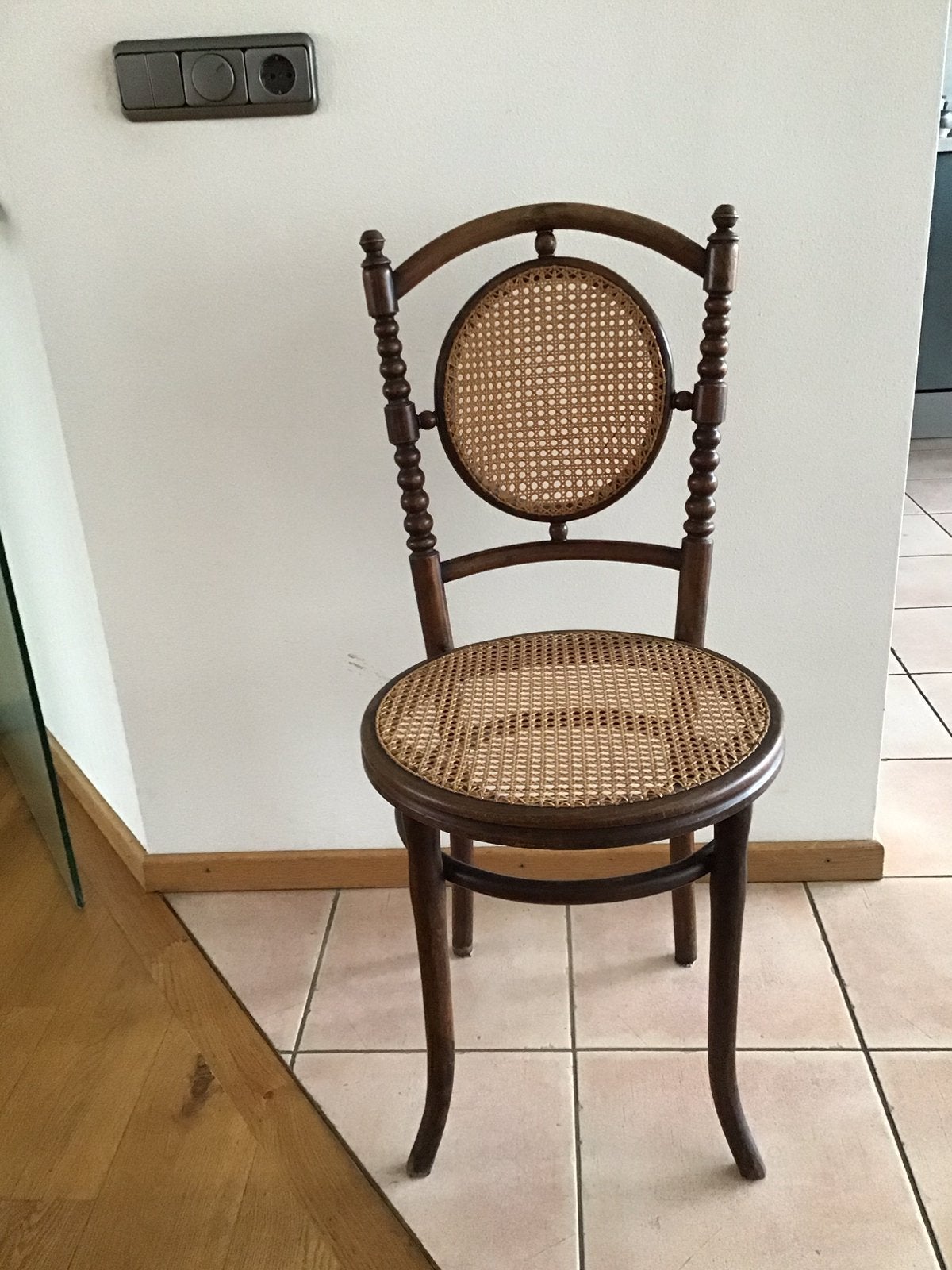 Antieke stoel met perfecte webbing, Ophalen
