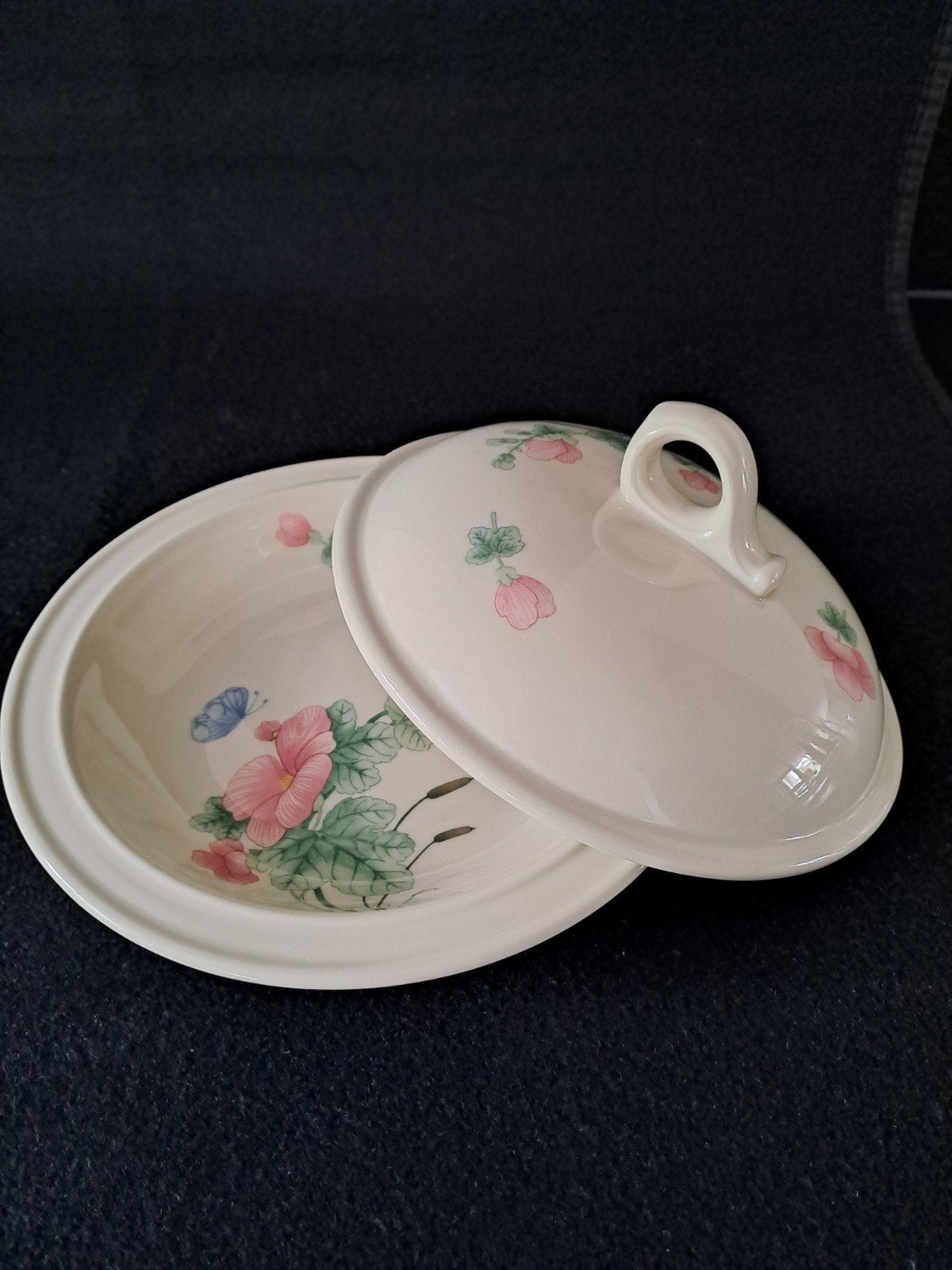 Aardewerk dekschaal met deksel, Wedgwood Camellia, Ophalen of Verzenden, Overige stijlen, Schaal of Schalen, Zo goed als nieuw