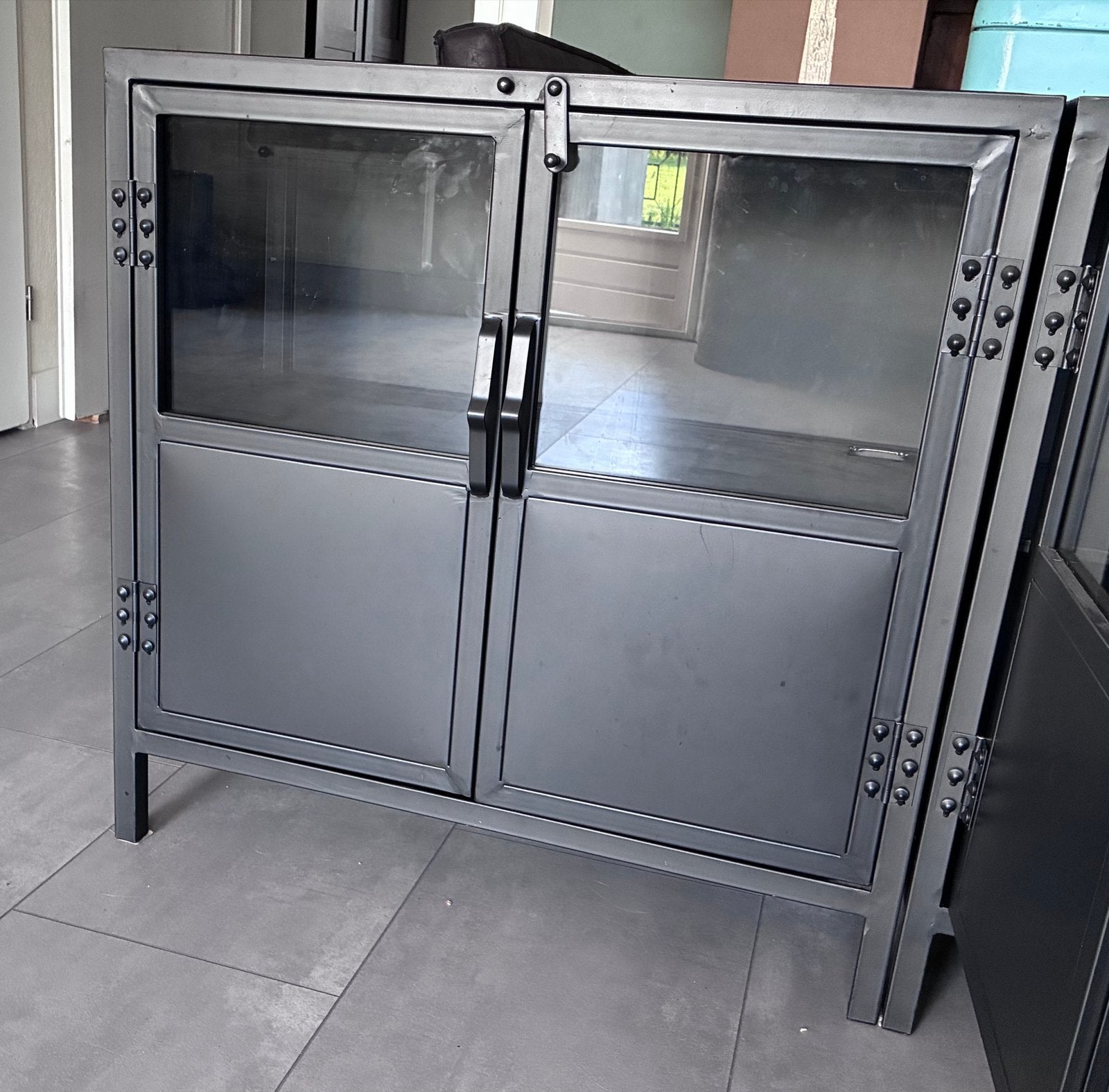 2 x Industriële metalen kast met glazen deuren, Ophalen, 50 tot 100 cm, Zo goed als nieuw, Minder dan 100 cm