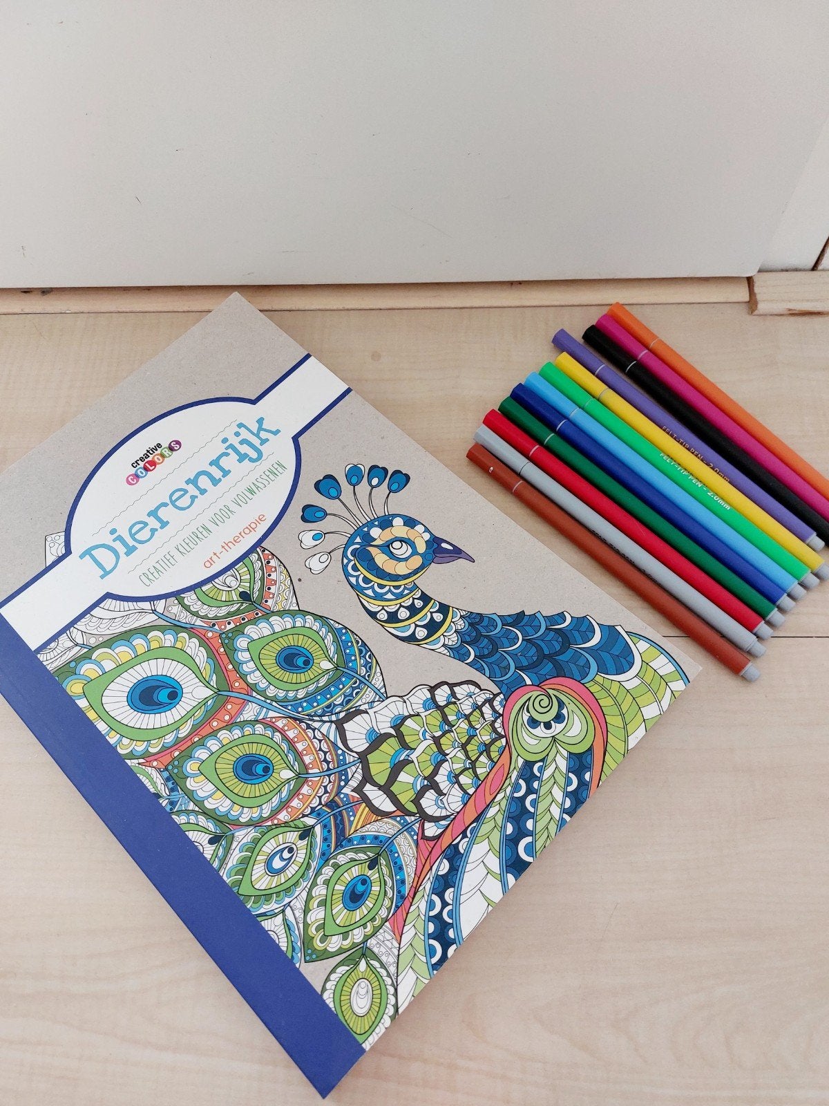Creative colors Dierenrijk kleurboek + 12 stiften, Ophalen of Verzenden, Zo goed als nieuw, Papier, Schets- of Tekenboek