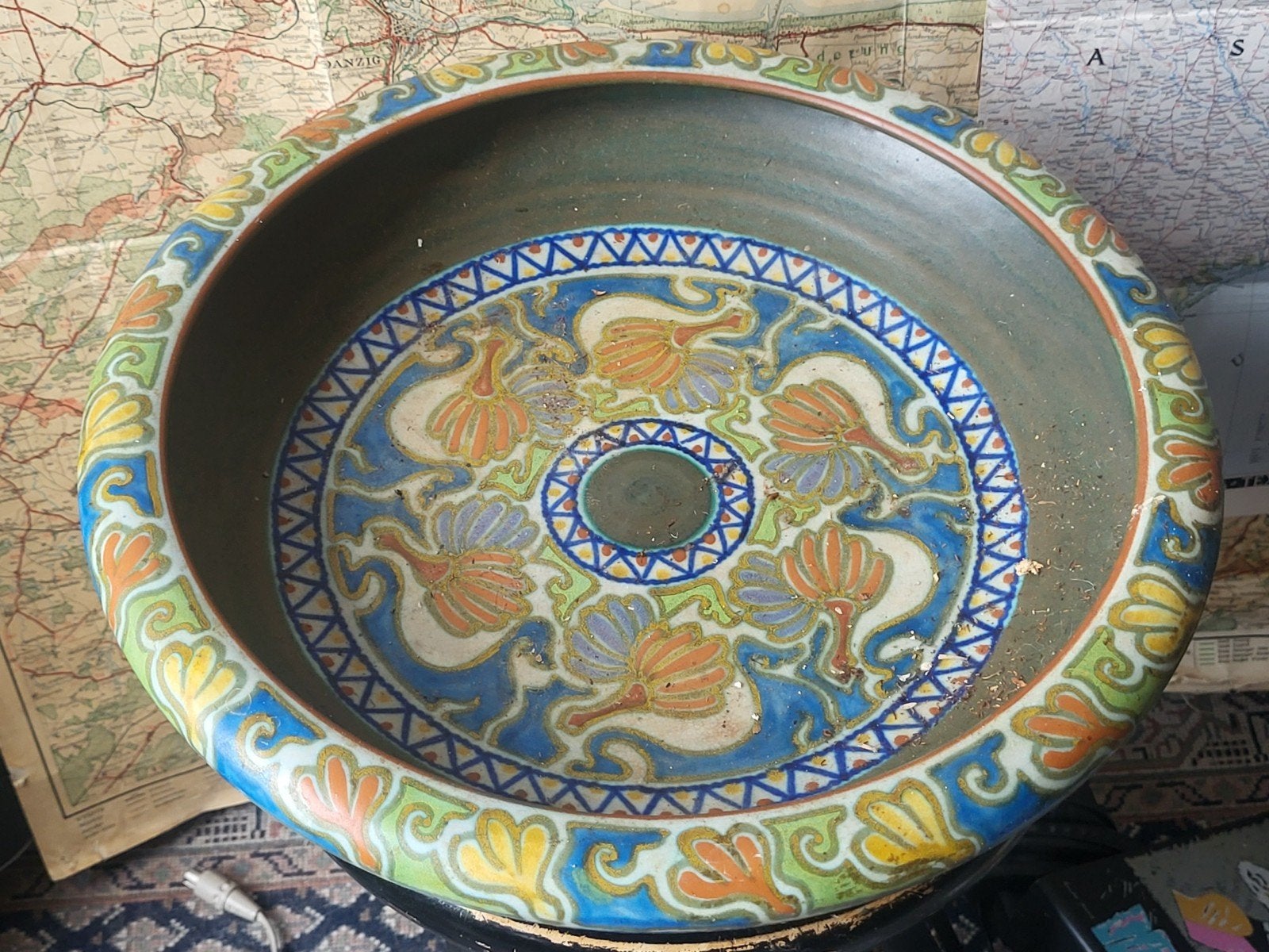 Grote handbeschilderde Gouda Holland plateel schaal met deco, Ophalen of Verzenden