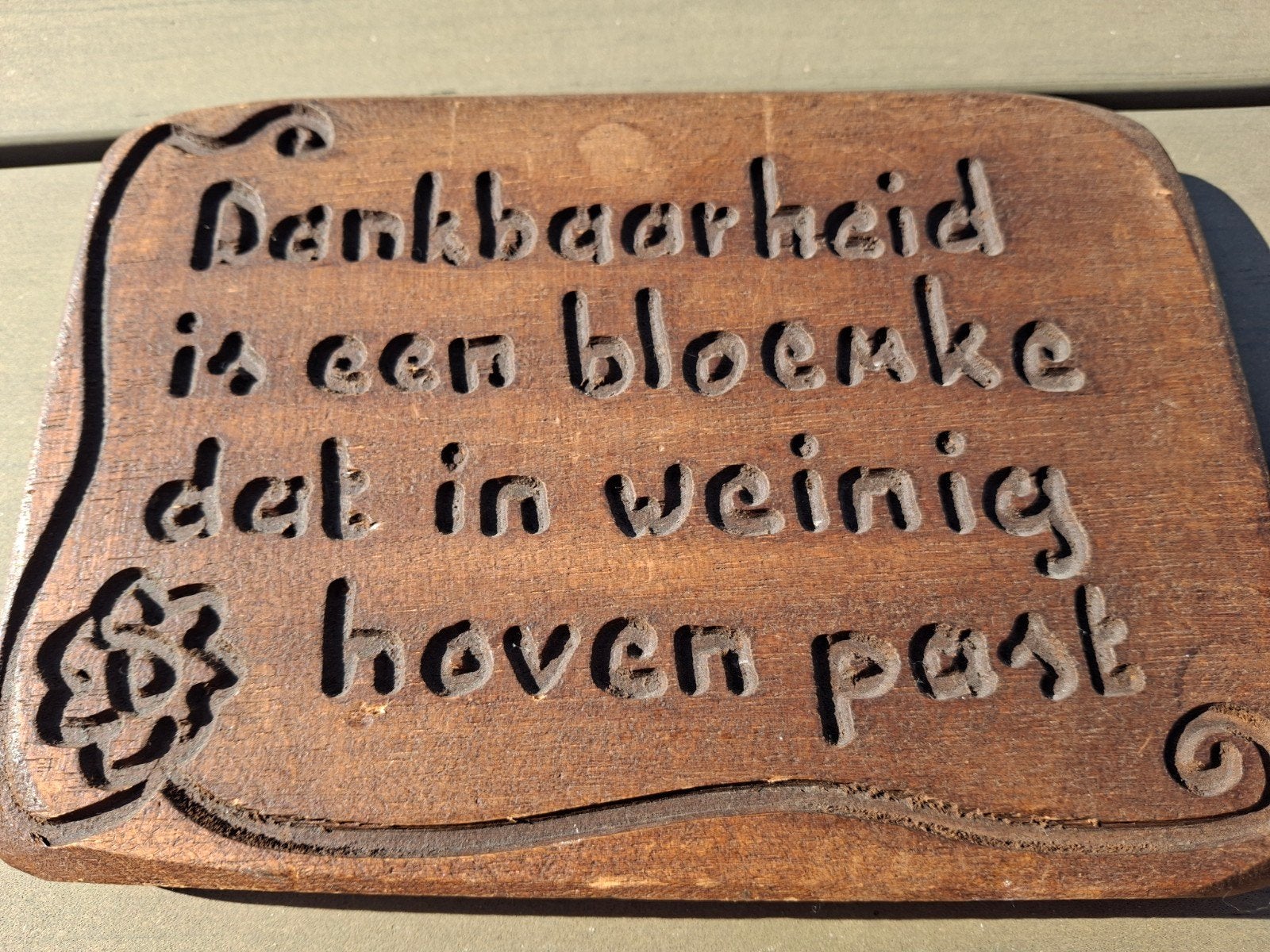 Houten wandbordje met tekst 'Dankbaarheid is een bloemke', Ophalen of Verzenden, Gebruikt, Hout