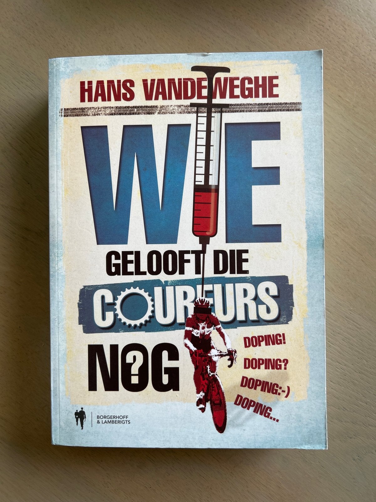 Wie gelooft die coureurs nog? - Hans Vandeweghe, Ophalen of Verzenden, Zo goed als nieuw, Lopen en Fietsen