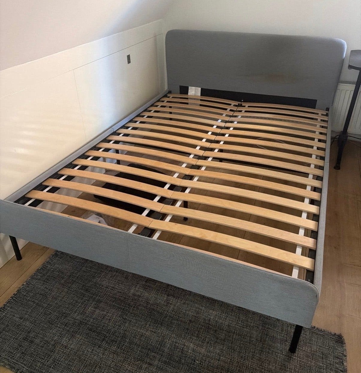 Tweepersoonsbed ikea 1.40 m grijs met lattenbodem, Tweepersoons, Ophalen of Verzenden, Zo goed als nieuw, 200 cm