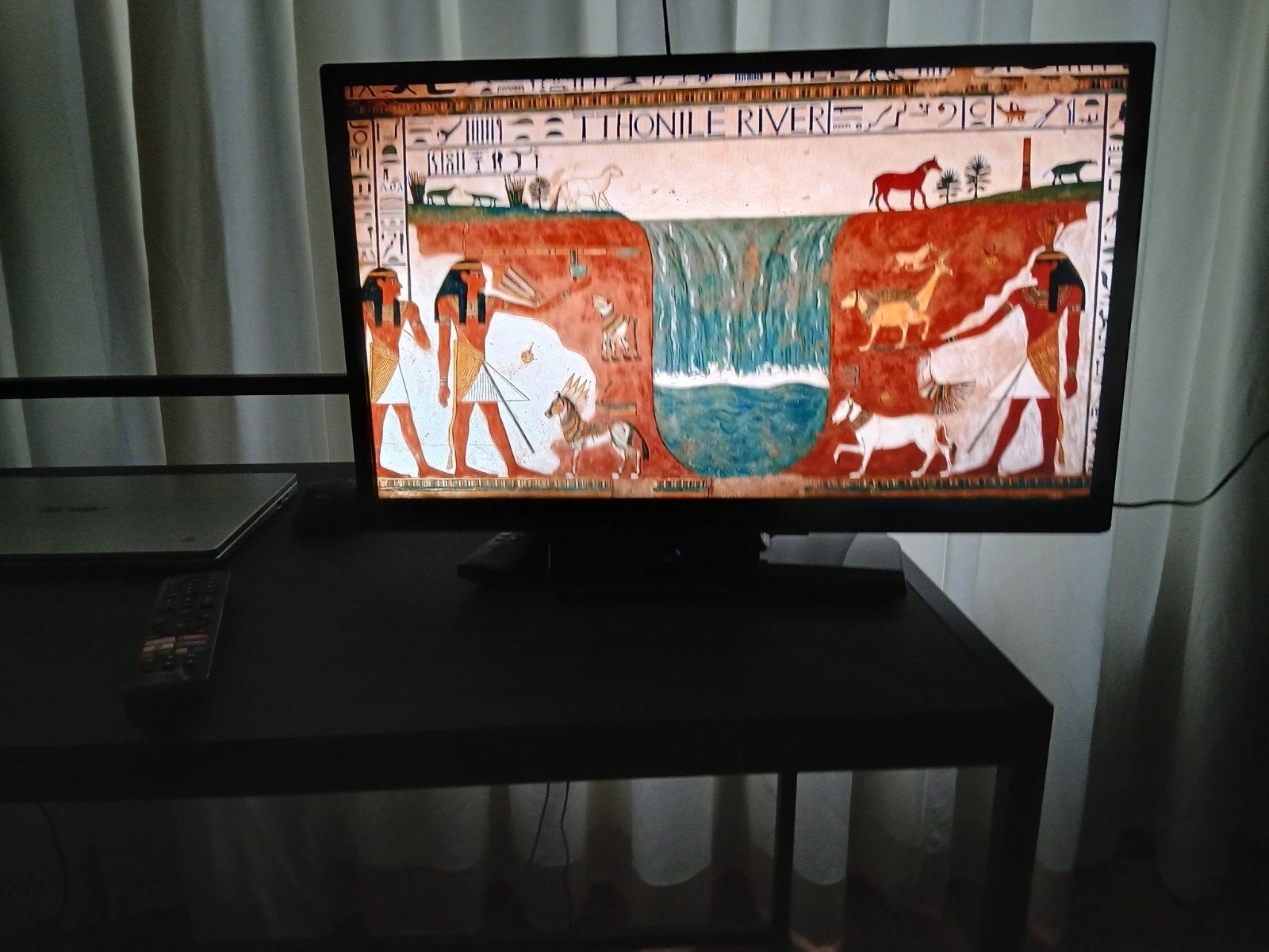 Kleine Hitachi Smart TV 60 cm met afstandsbediening, Ophalen