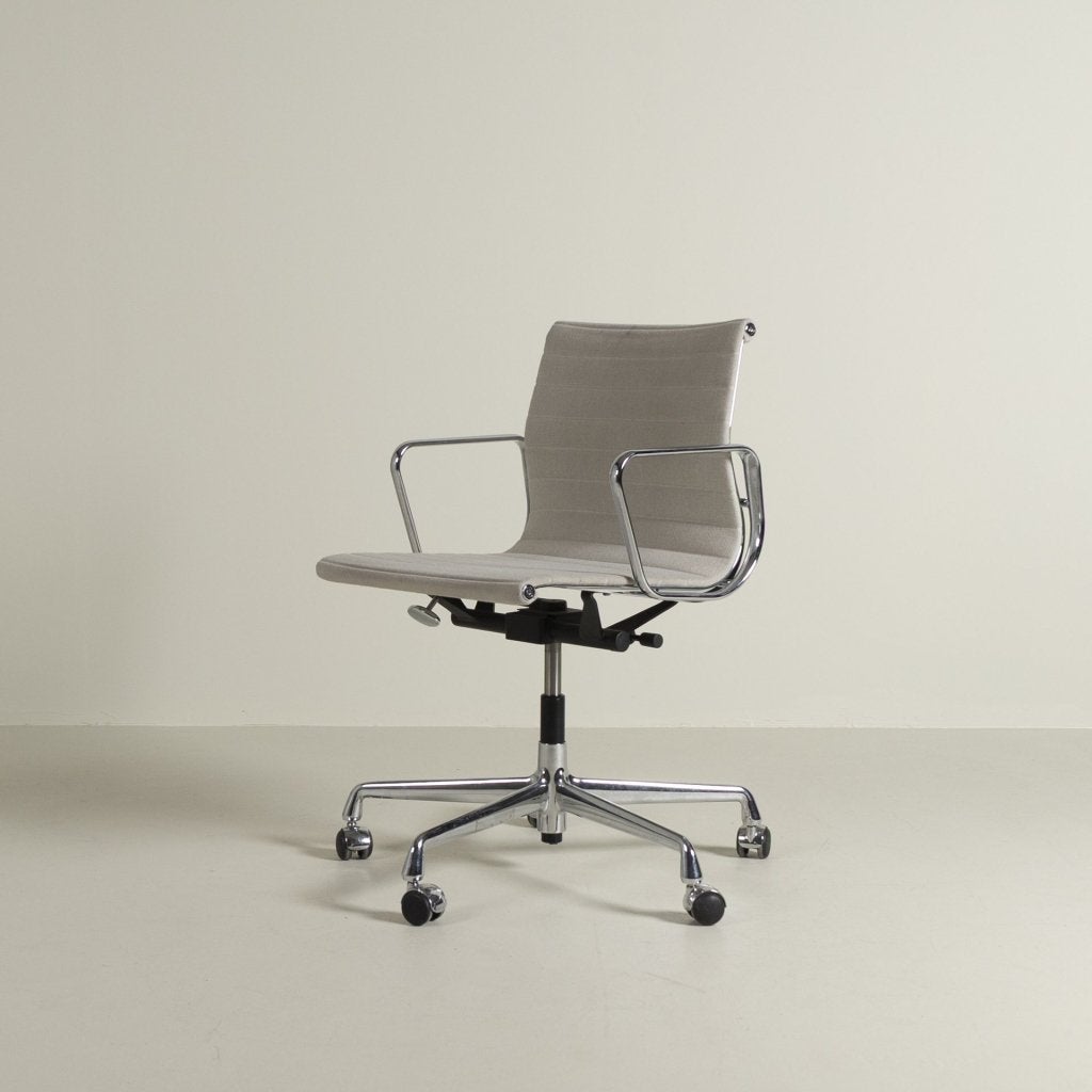 Vitra Eames EA 117 Bureaustoel Lichtgrijs Hopsak - Chroom, Vitra, Zo goed als nieuw, Niet ingevuld, Niet ingevuld