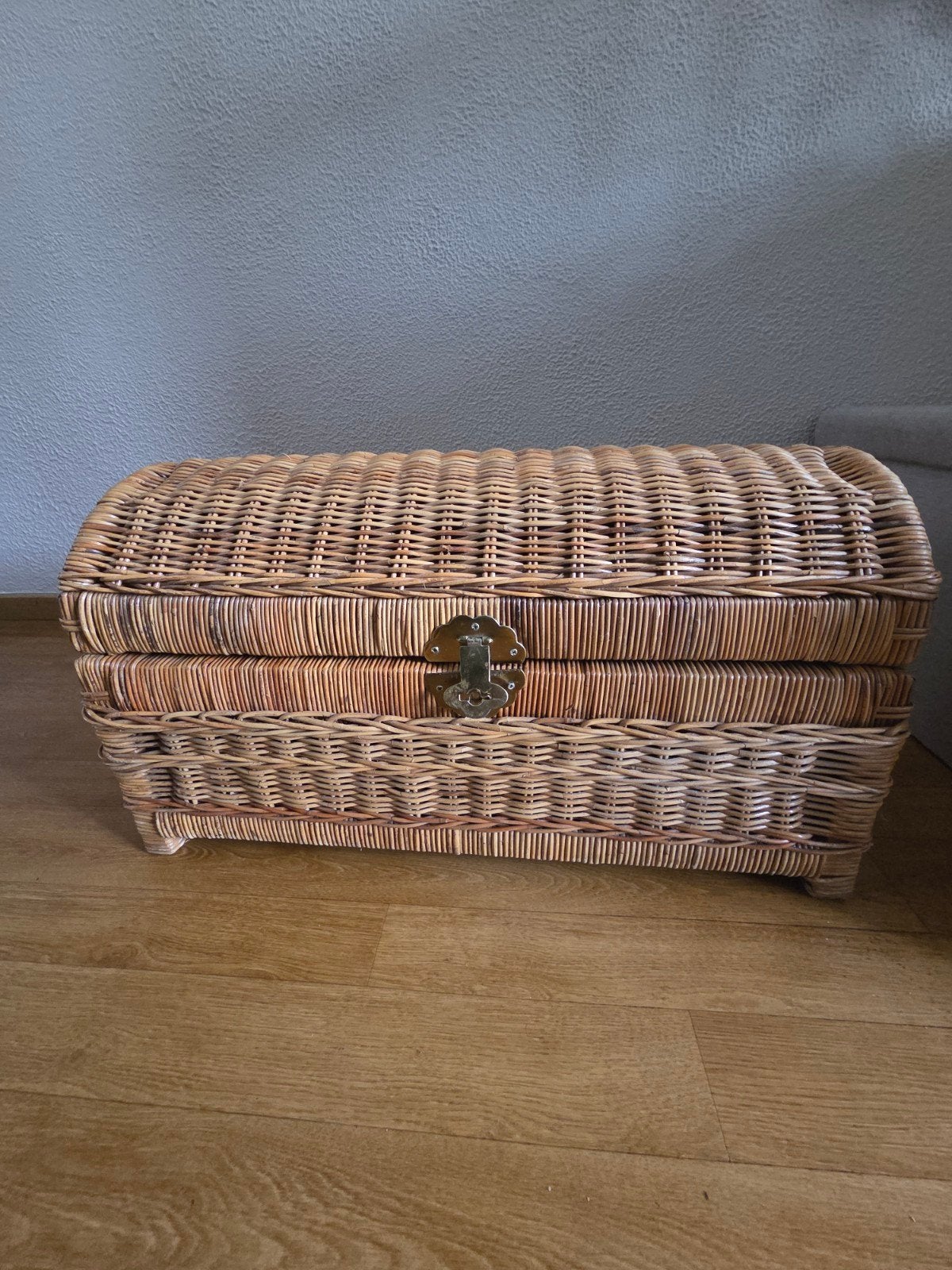 Rieten mand met 2 hengsels, in goede staat (63x28x37 cm), Ophalen, Overige materialen, Gebruikt, 50 tot 100 cm