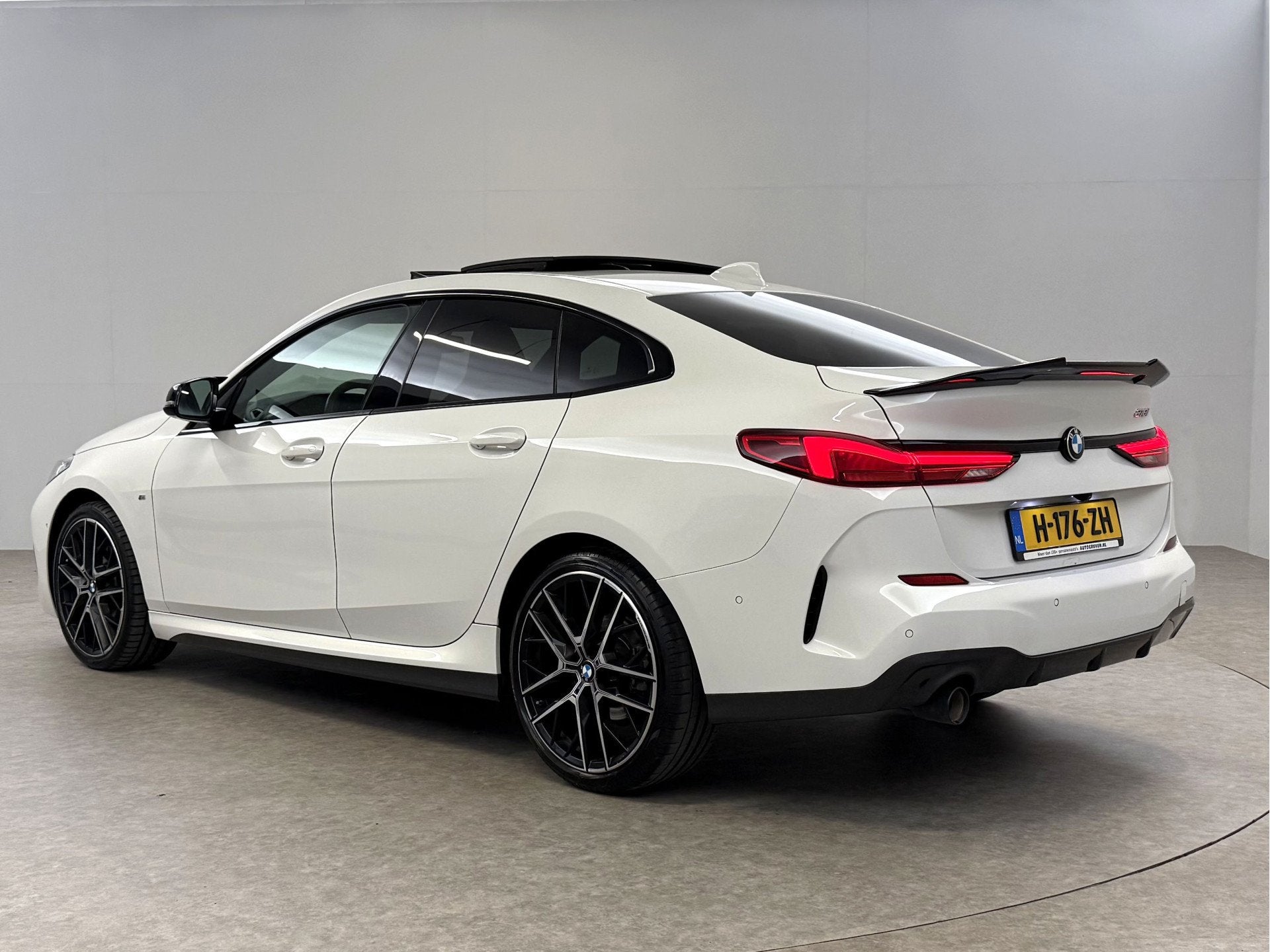 BMW 2 Serie 218i High Executive 141PK M-Sport | Pano | Virtu, Auto's, Gebruikt, Euro 6, Wit, 3 cilinders