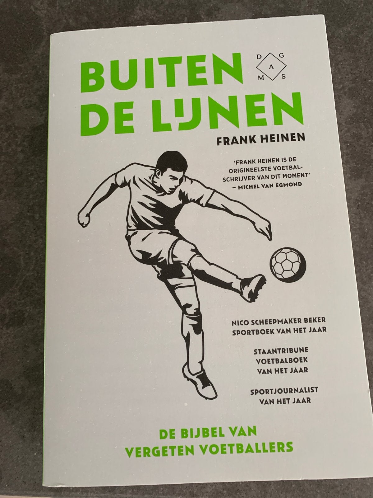 Buiten de Lijnen - Frank Heinen (Voetbalboek), Ophalen, Zo goed als nieuw, Balsport