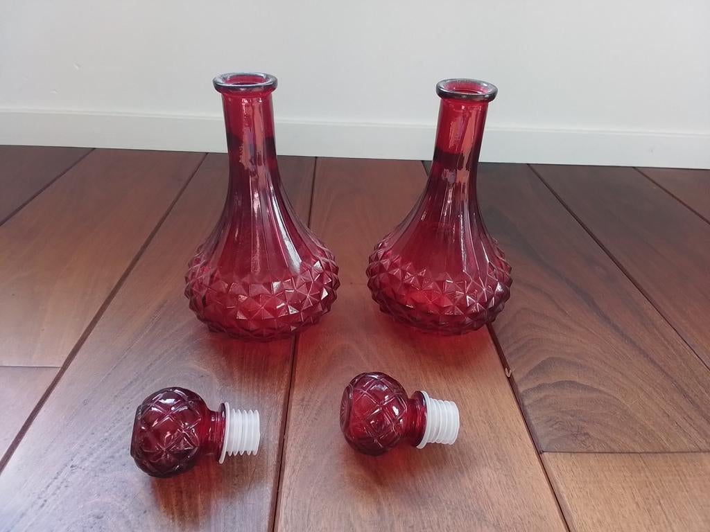 2 karaffen rood glas, Antiek en Kunst, Ophalen of Verzenden