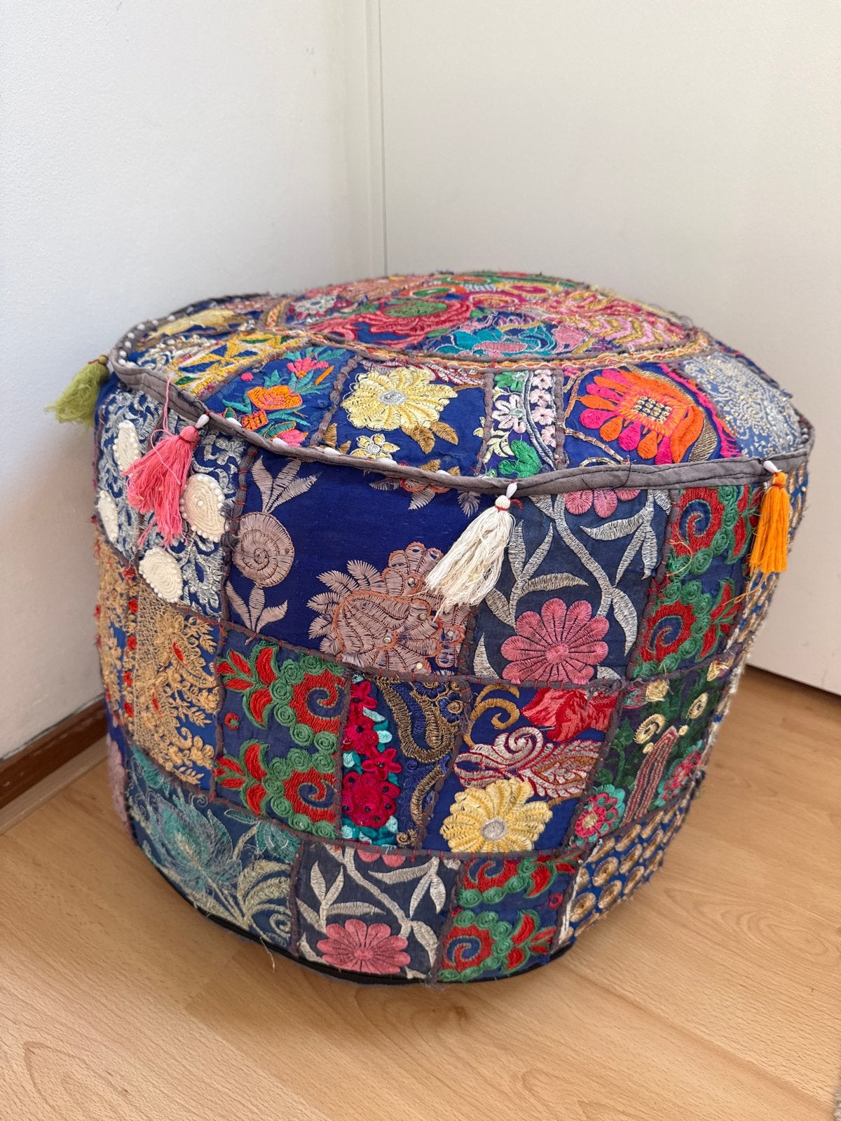 Bohemian Poef - Handgemaakt met Kleurrijke Borduurwerken, Ophalen, Rond, Minder dan 50 cm, Zo goed als nieuw