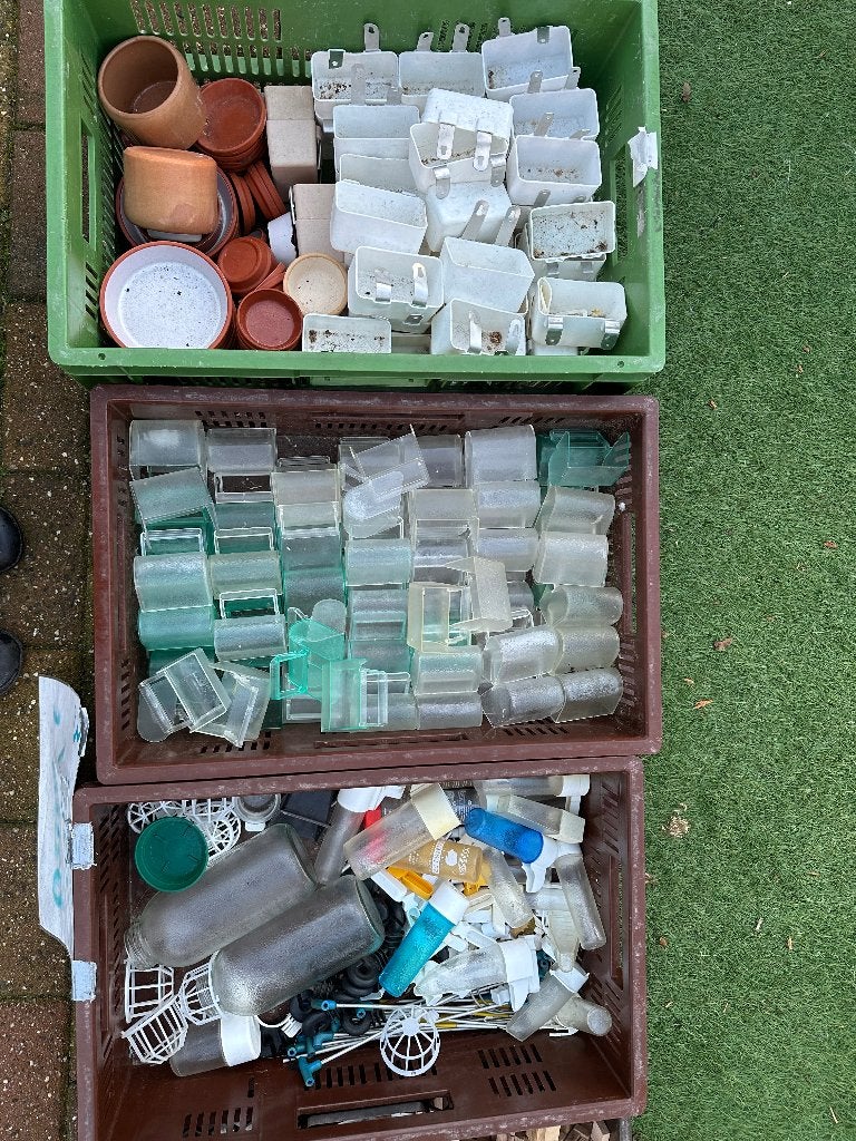 Van alles aan toebehoren, Ophalen, Kooi-accessoires