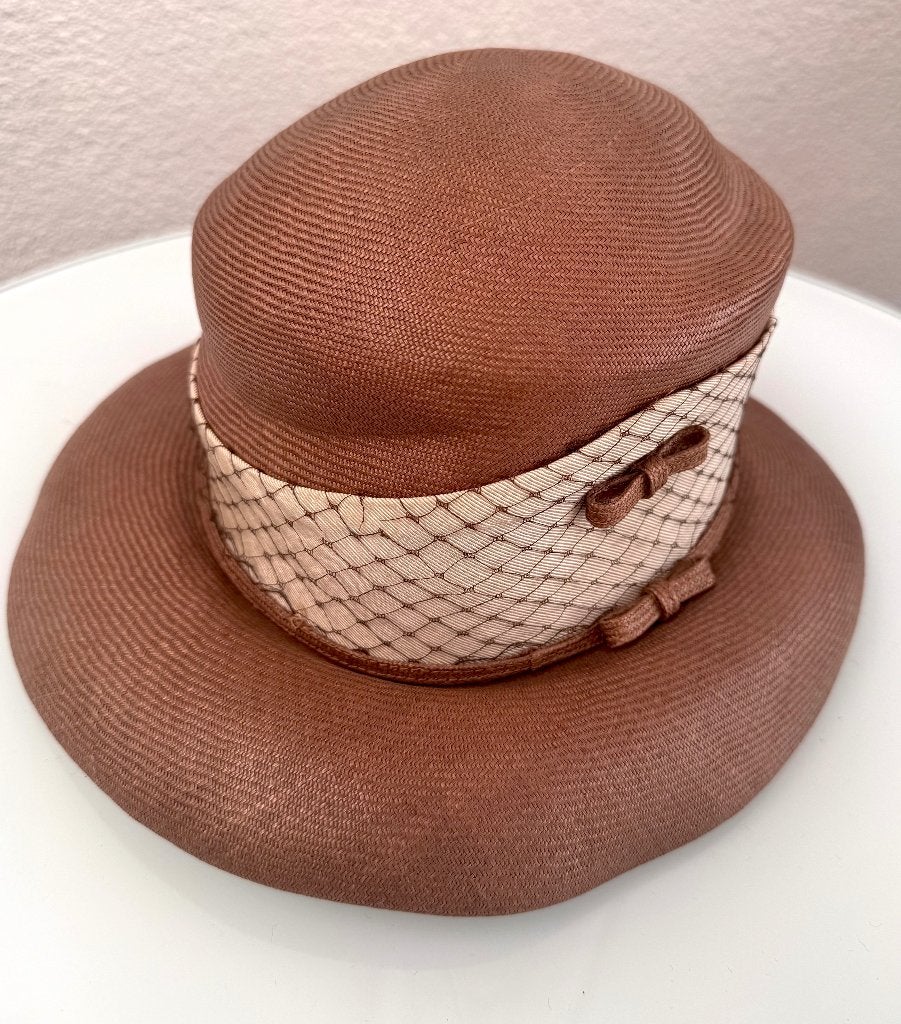 Vintage donkerbruine hoed met beige rand, 56 of 57 cm (M, 7 of 7⅛ inch), Hoed, Ophalen of Verzenden, Onbekend