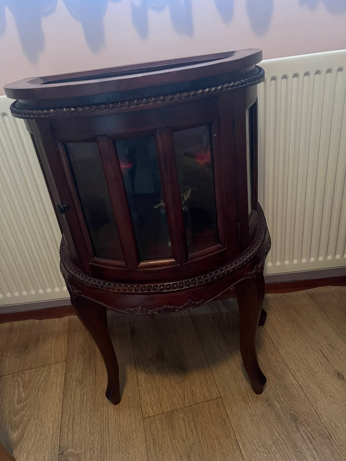 Antieke houten vitrinekast met glazen deuren, Ophalen