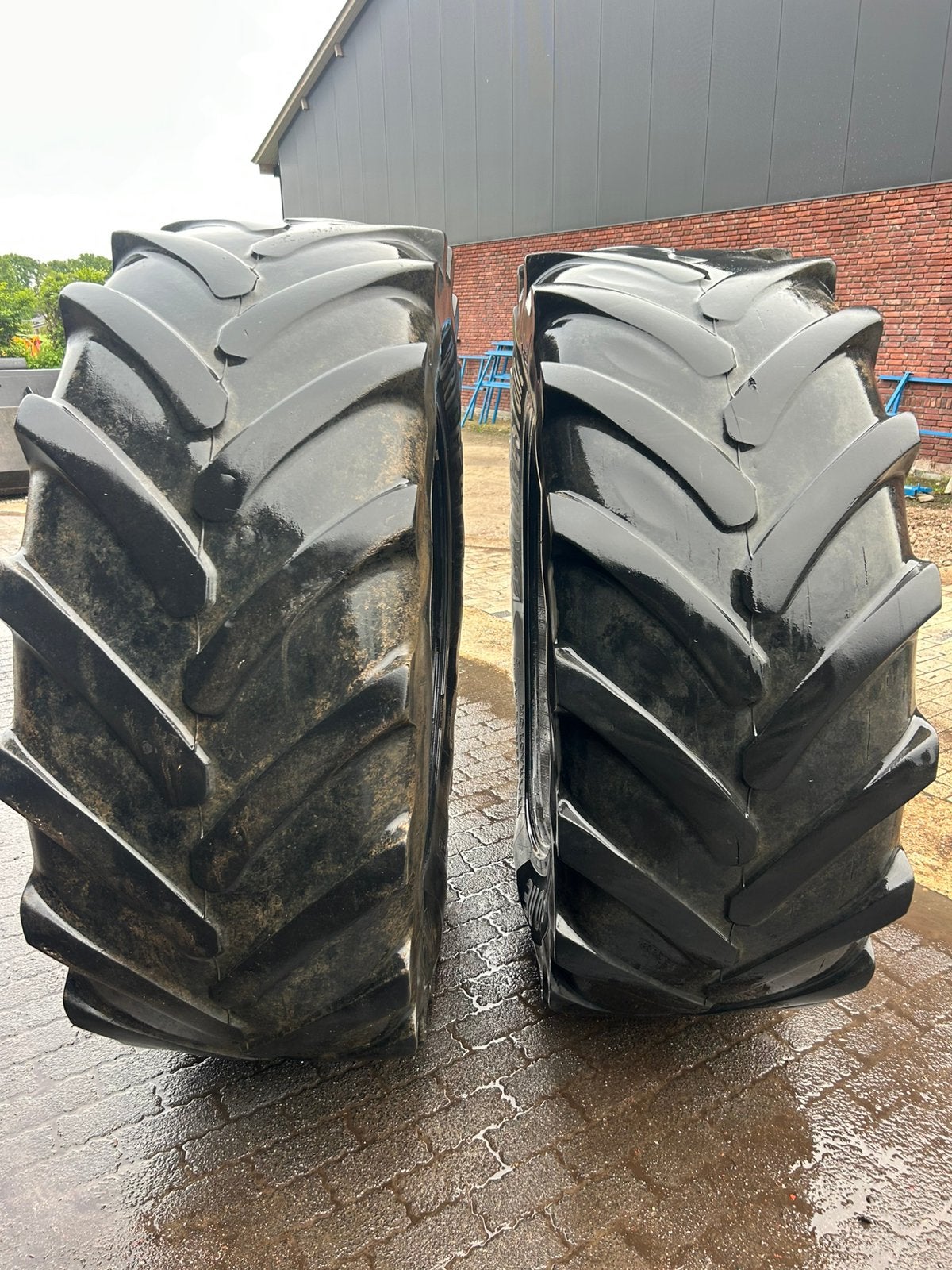 Stel banden Bridgestone 650/65r42, Ophalen