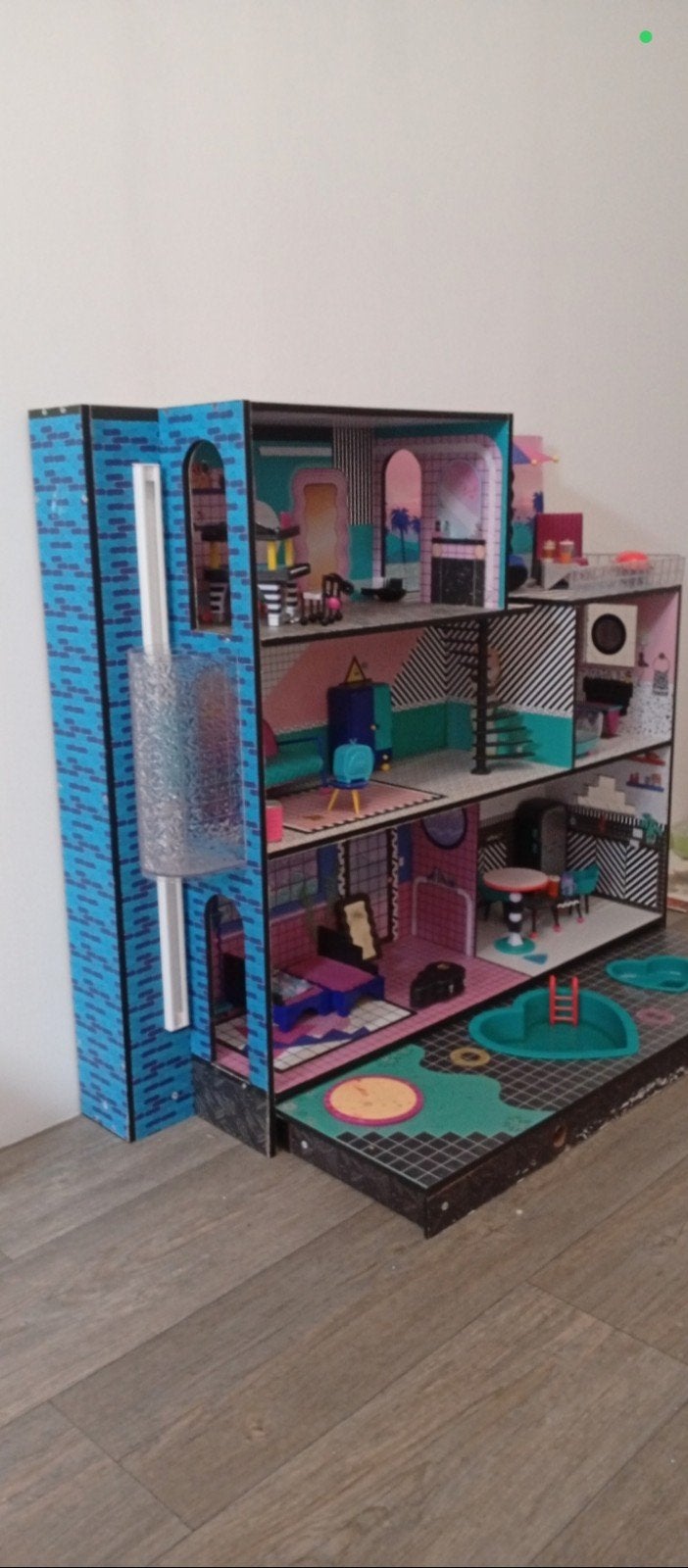 LOL OMG Poppenhuis met 25 poppen en accessoires, Ophalen, Zo goed als nieuw, Poppenhuis