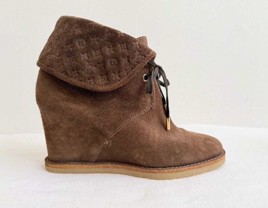 LOUIS VUITTON Bruine suède met Monogram-motief 39, Ophalen of Verzenden, Zo goed als nieuw, Bruin, Sneakers of Gympen