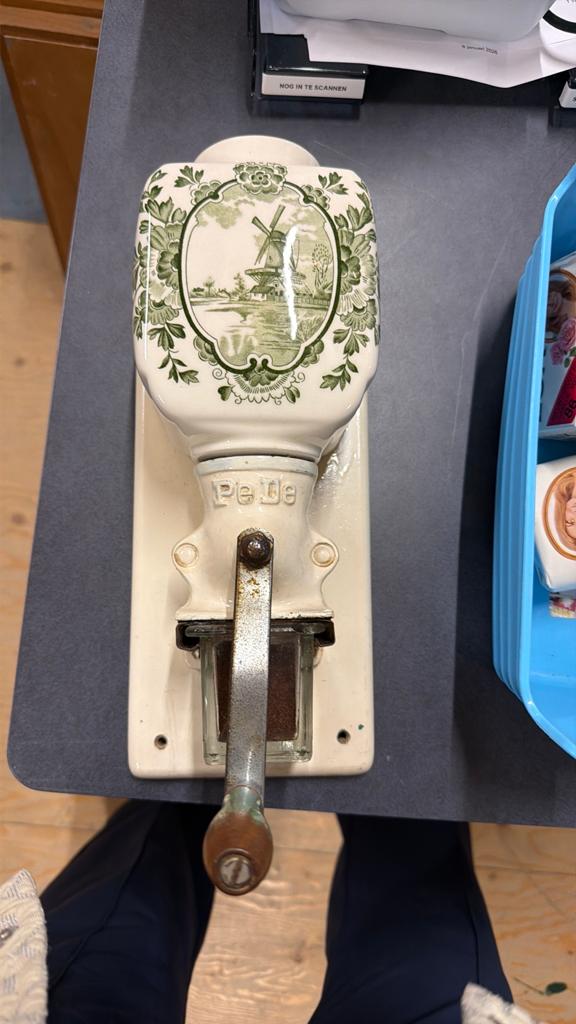 Antieke PeDe wandkoffiemolen met molen decor, Ophalen of Verzenden