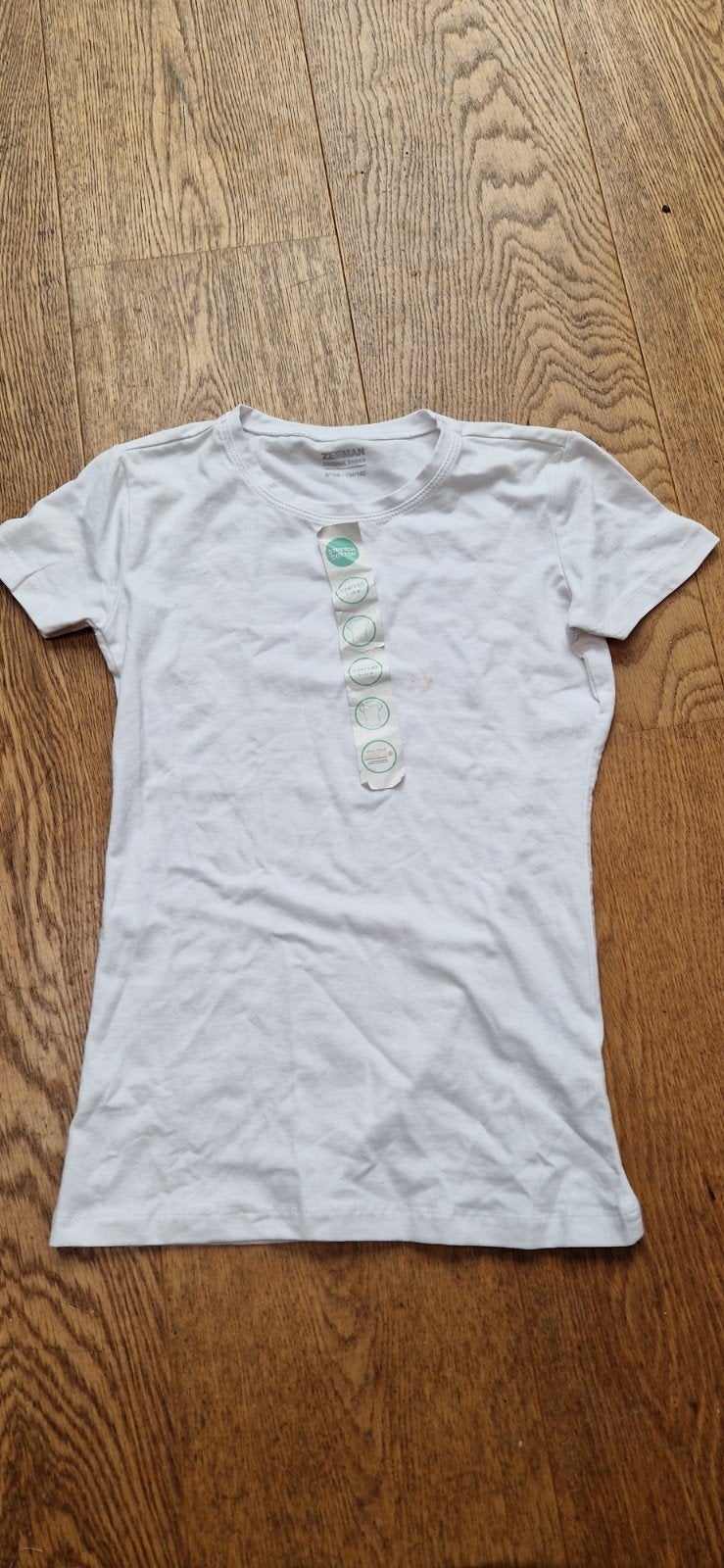 Nieuw shirt maat 134 maar heeft wel een vlekje, Kinderen en Baby's, Kinderkleding | Maat 134, Ophalen of Verzenden, Nieuw, Jongen of Meisje