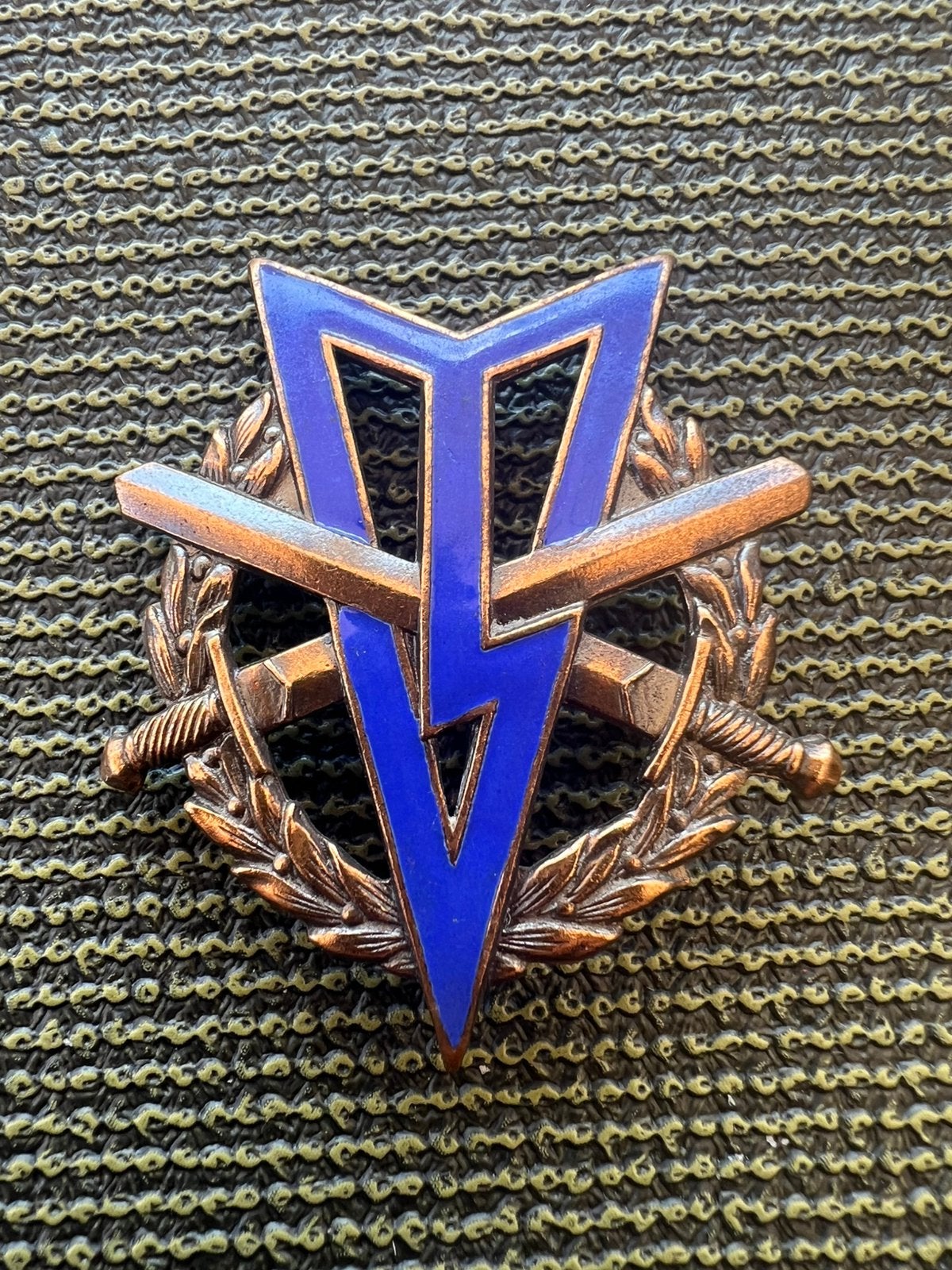 Militaire vaardigheidsspeld met blauw emaille. (MLV), Verzamelen, Militaria | Algemeen, Ophalen of Verzenden, Landmacht, Nederland