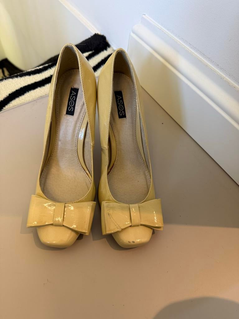 ASOS Crèmekleurige Pumps met Strik - Maat 38, Ophalen of Verzenden, Gedragen, Beige, Pumps