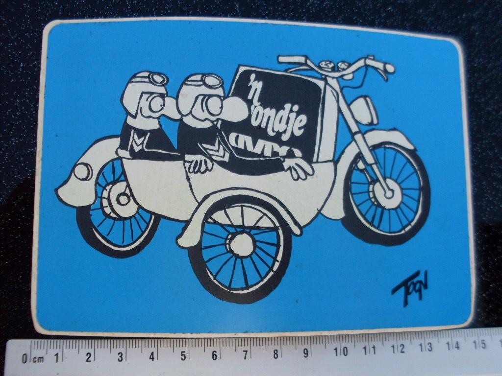 sticker 'n avondje avro politie bakfiets Toon van Driel, Verzenden, Zo goed als nieuw, Film, Tv of Omroep