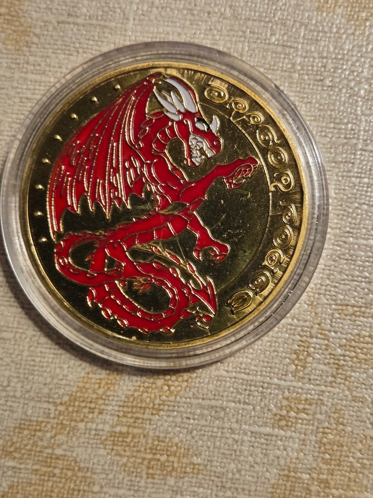 Verzamelmunt Drakenoog en Draak - Goudkleurig met Rood, Ophalen of Verzenden, Overige materialen, Buitenland