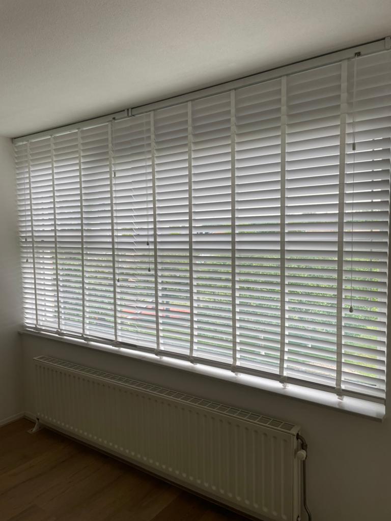 Houten jaloezieen 50mm / wit, Ophalen, Zo goed als nieuw, Wit, 150 tot 200 cm