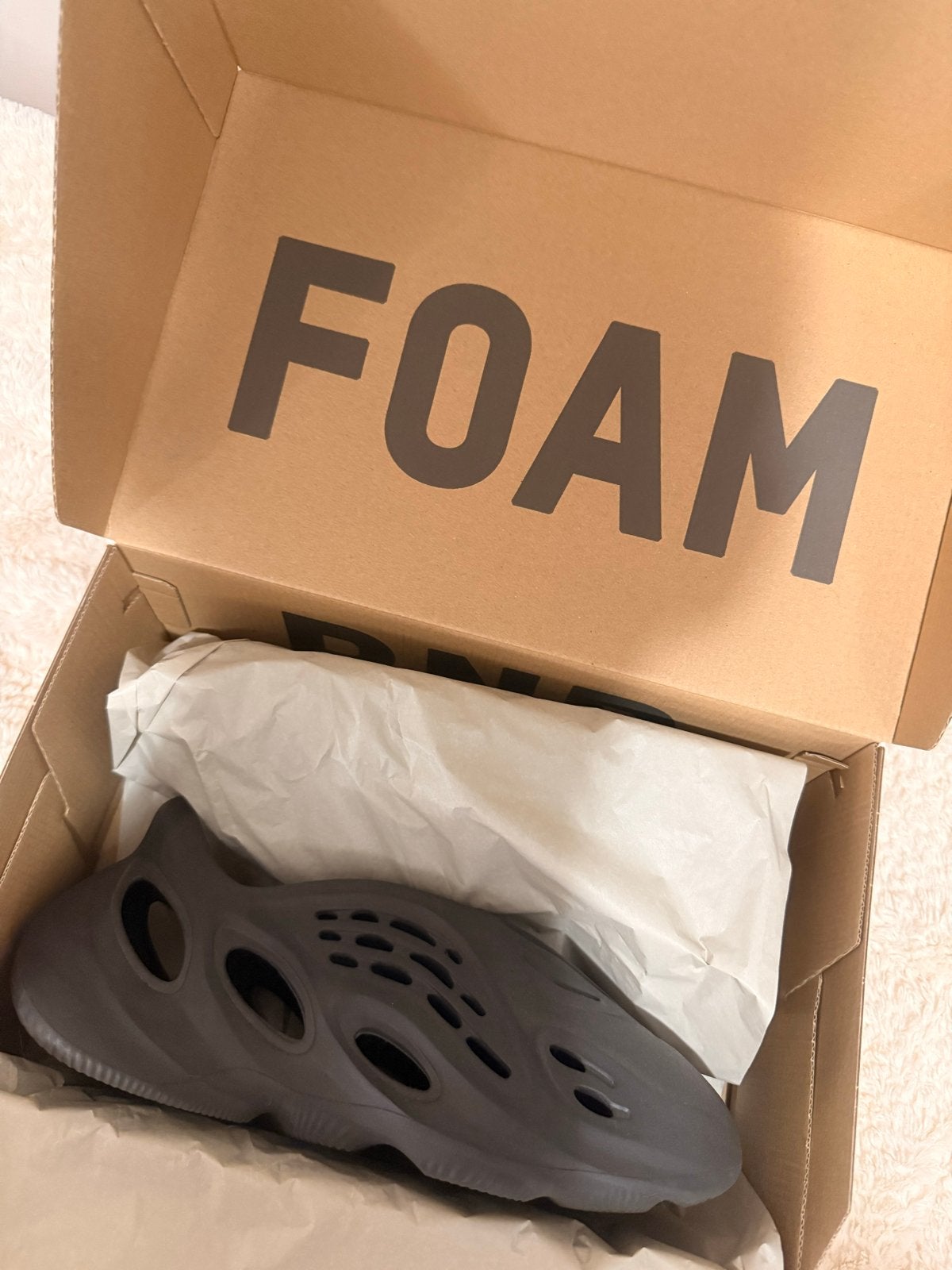 Yeezy Foam Runner Onyx - Maat 44.5, Kleding | Heren, Ophalen of Verzenden, Nieuw, Zwart, Slippers