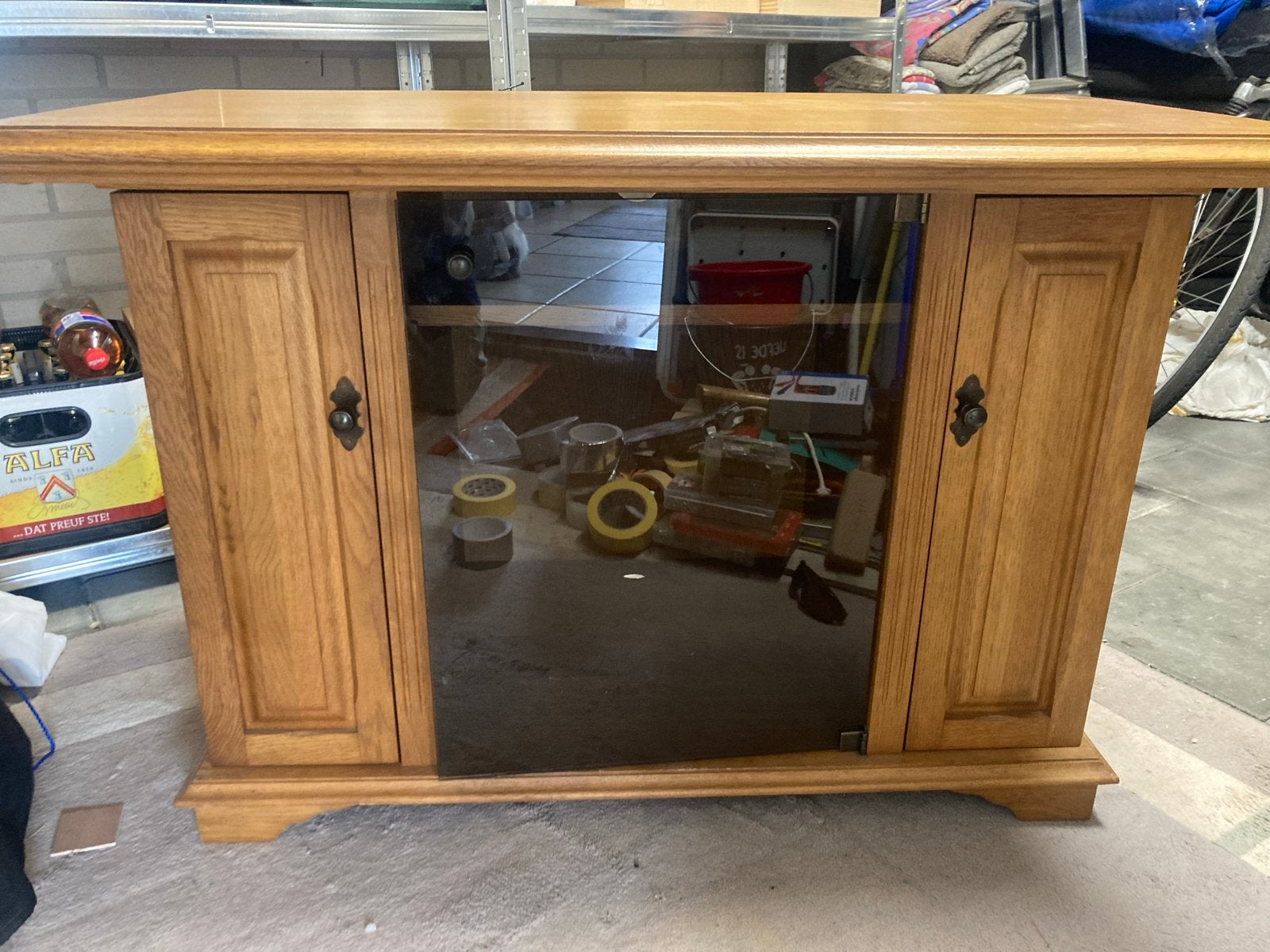 Eikenhouten TV-meubel met glazen deur en opbergruimte, Huis en Inrichting, Ophalen, Gebruikt, 100 tot 150 cm, Eikenhout
