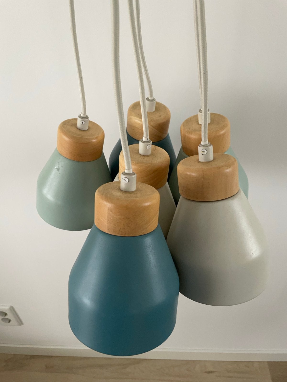 Hanglamp met 6 gekleurde kappen en houten details, Ophalen of Verzenden, Gebruikt, Metaal, E14 (klein)