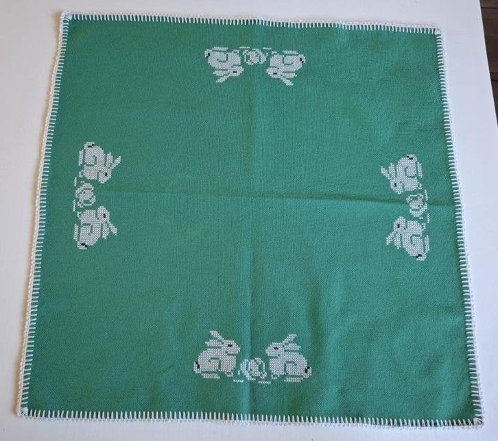 Vintage geborduurd paas kleedje met haasjes, PASEN, Gebruikt, -, -, Ophalen of Verzenden
