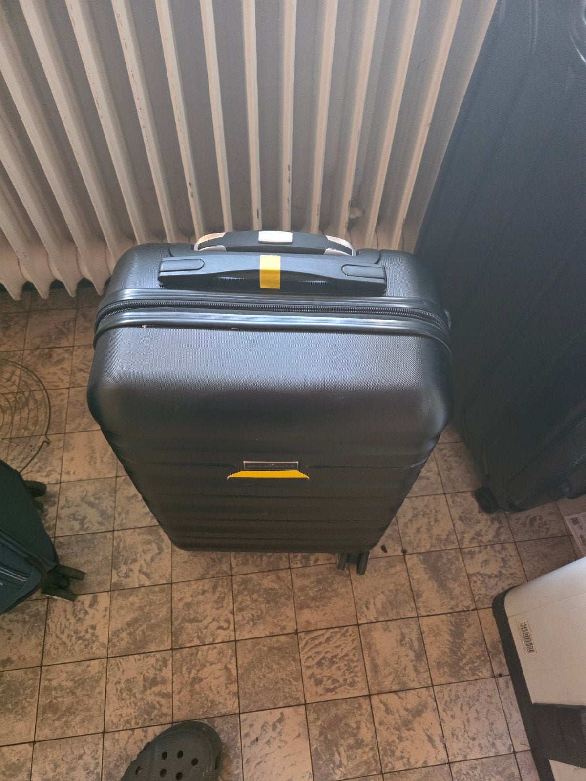 Zwarte reiskoffer met wieltjes en uitschuifbare handgreep, 60 tot 70 cm, Wieltjes, Gebruikt, Hard kunststof