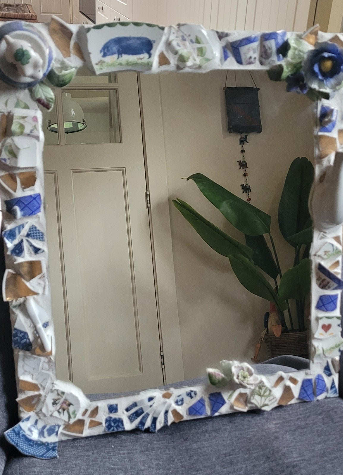 Unieke Mozaïek Spiegel met Porseleinen Details €50,-, Huis en Inrichting, Ophalen of Verzenden, Gebruikt, Rechthoekig, 50 tot 75 cm
