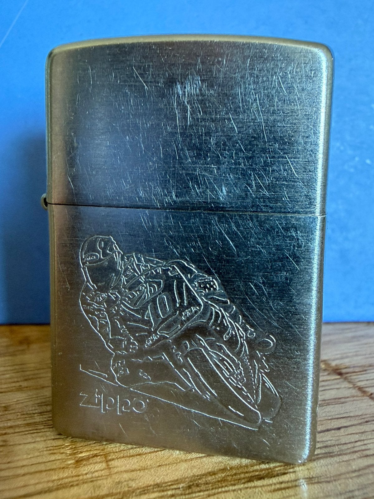 Zippo Aansteker met Motorrijder gravering uit 2004, Verzamelen, Ophalen of Verzenden, Gebruikt, Aansteker
