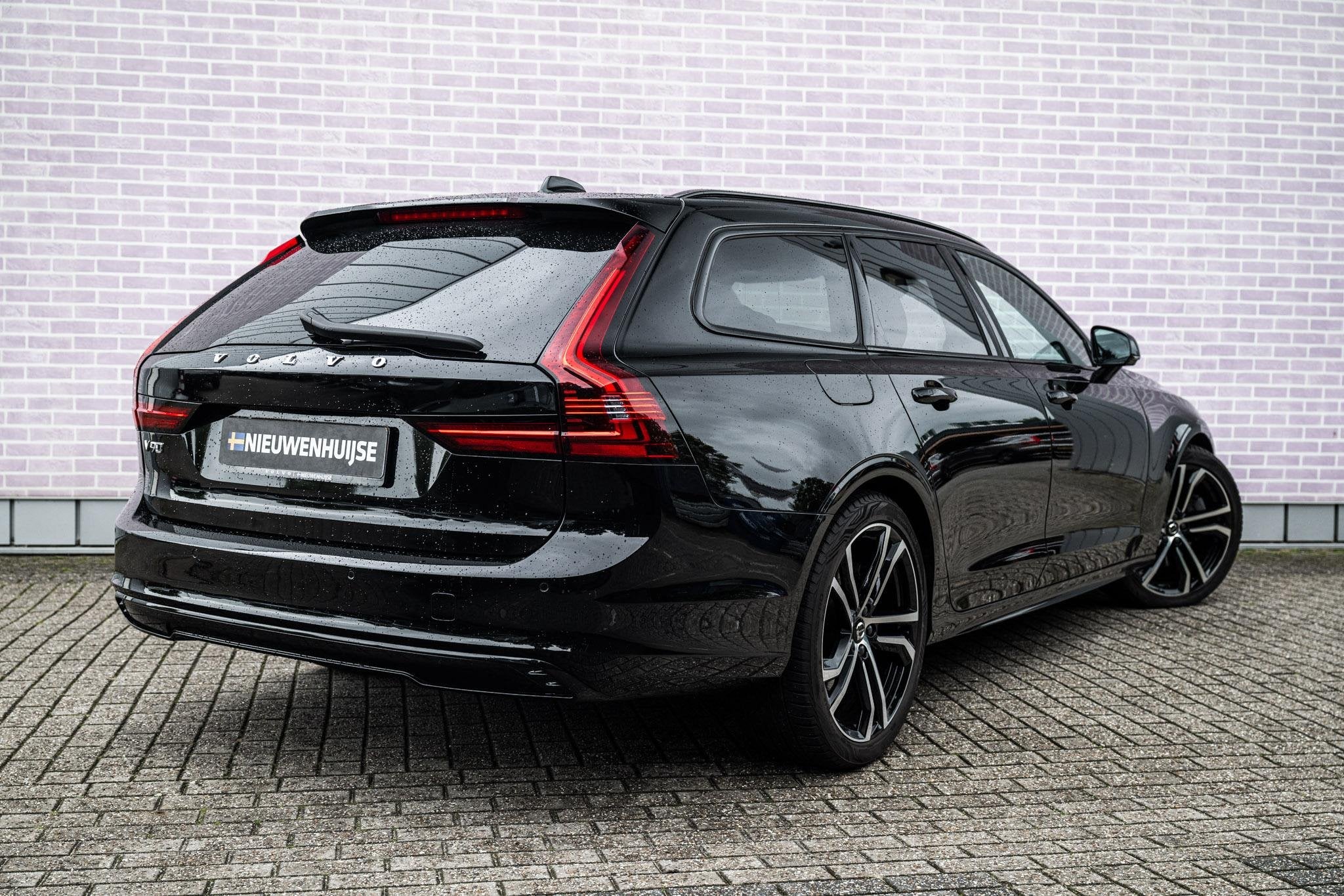 Volvo V90 2.0 T8 Recharge AWD R-Design | Plug-in Hybrid (PHE, Euro 6, 4 cilinders, Leder en Stof, Zwart