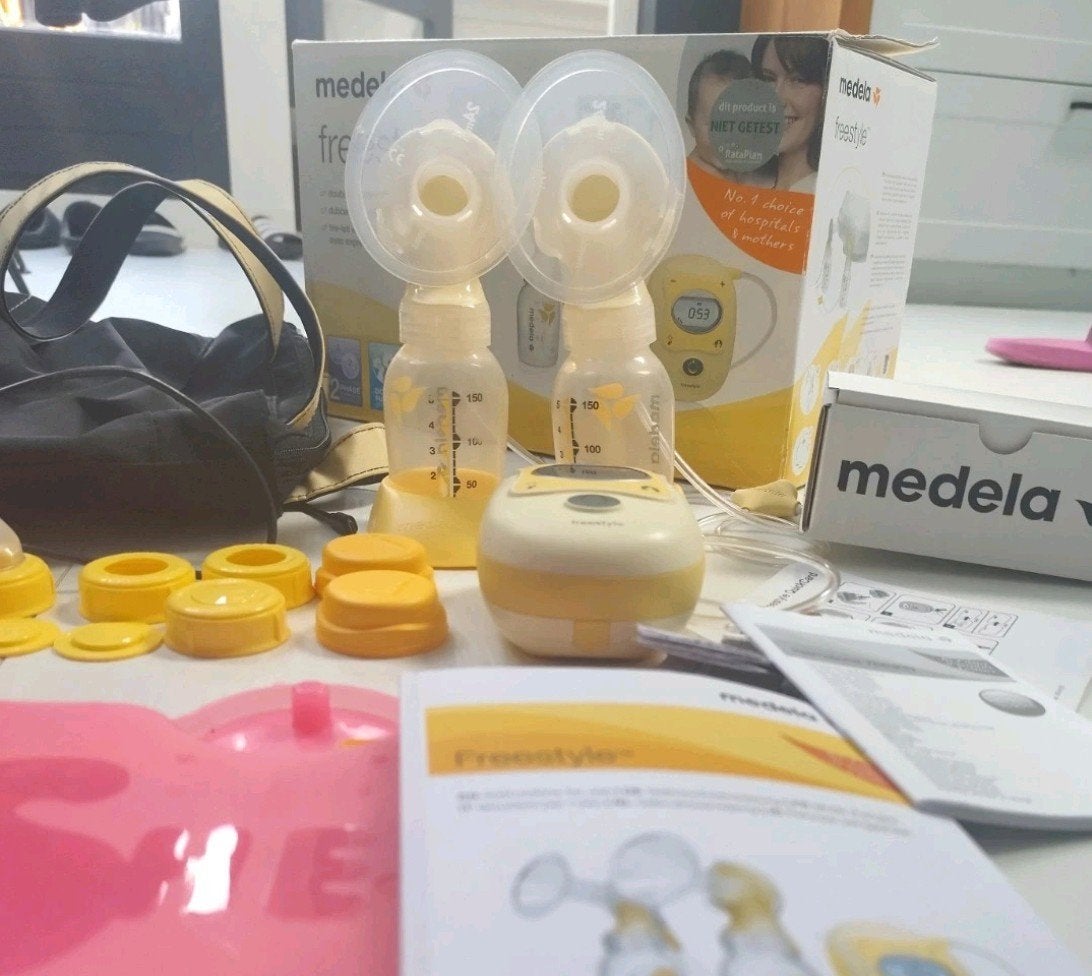 Medela freestyle kolf in doos met extra's, Ophalen of Verzenden, Gebruikt, Borstkolf