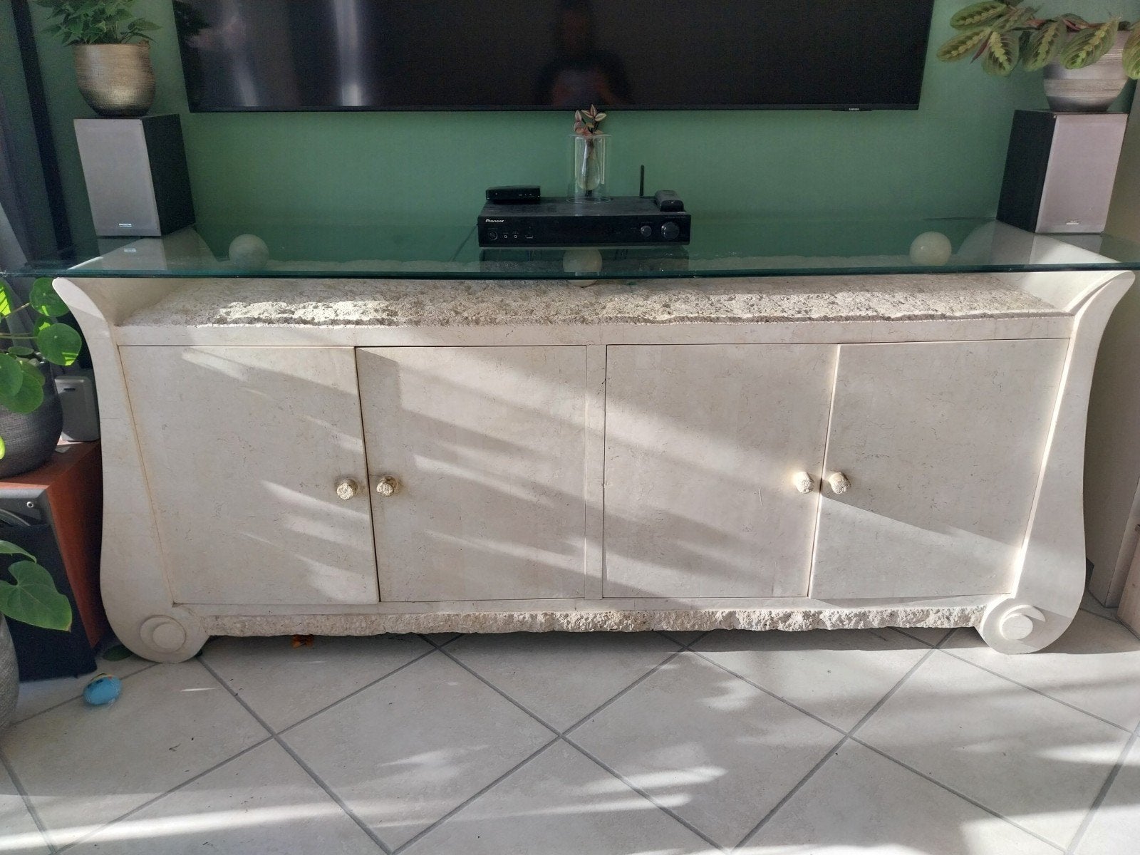 Stijlvol dressoir natuursteen look met glazen blad en opberg, Ophalen, Gebruikt, 200 cm of meer, Klassiek, Elegant