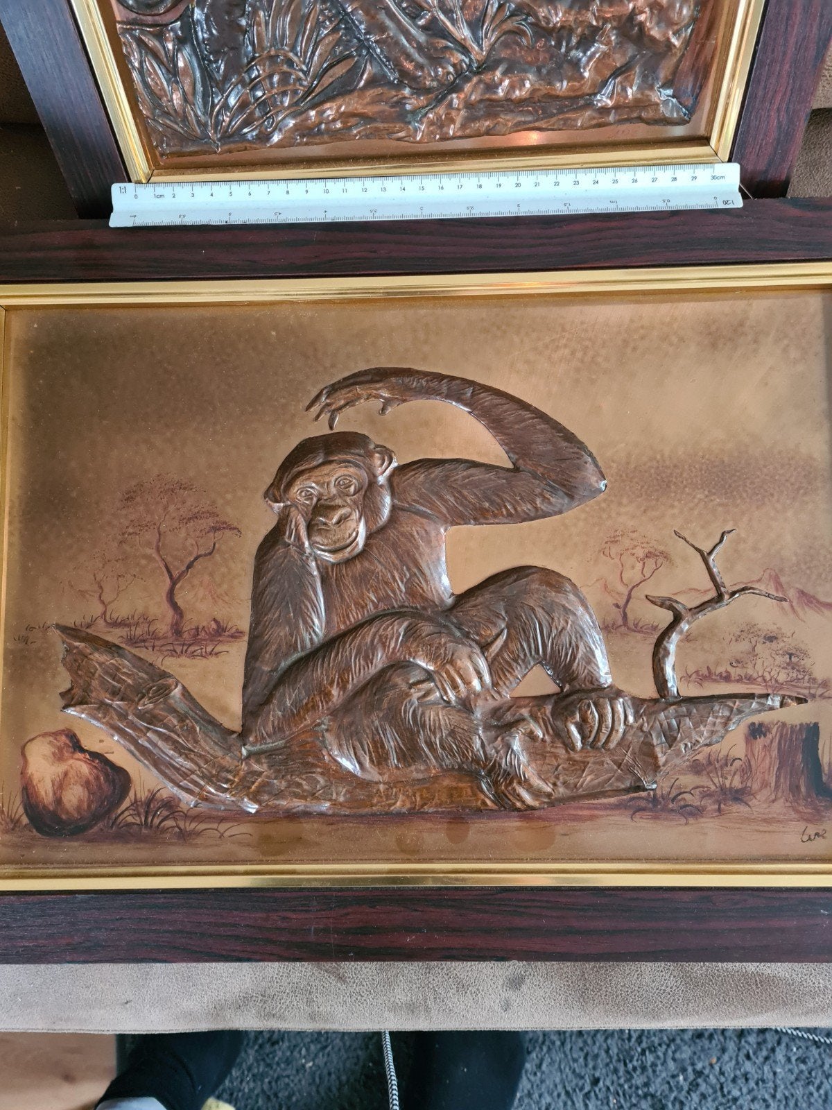 Koperen reliëfs: Leeuw en Aap - Handgemaakt, Wanddecoratie, Bruin, Overige stijlen, 50 - 100 cm