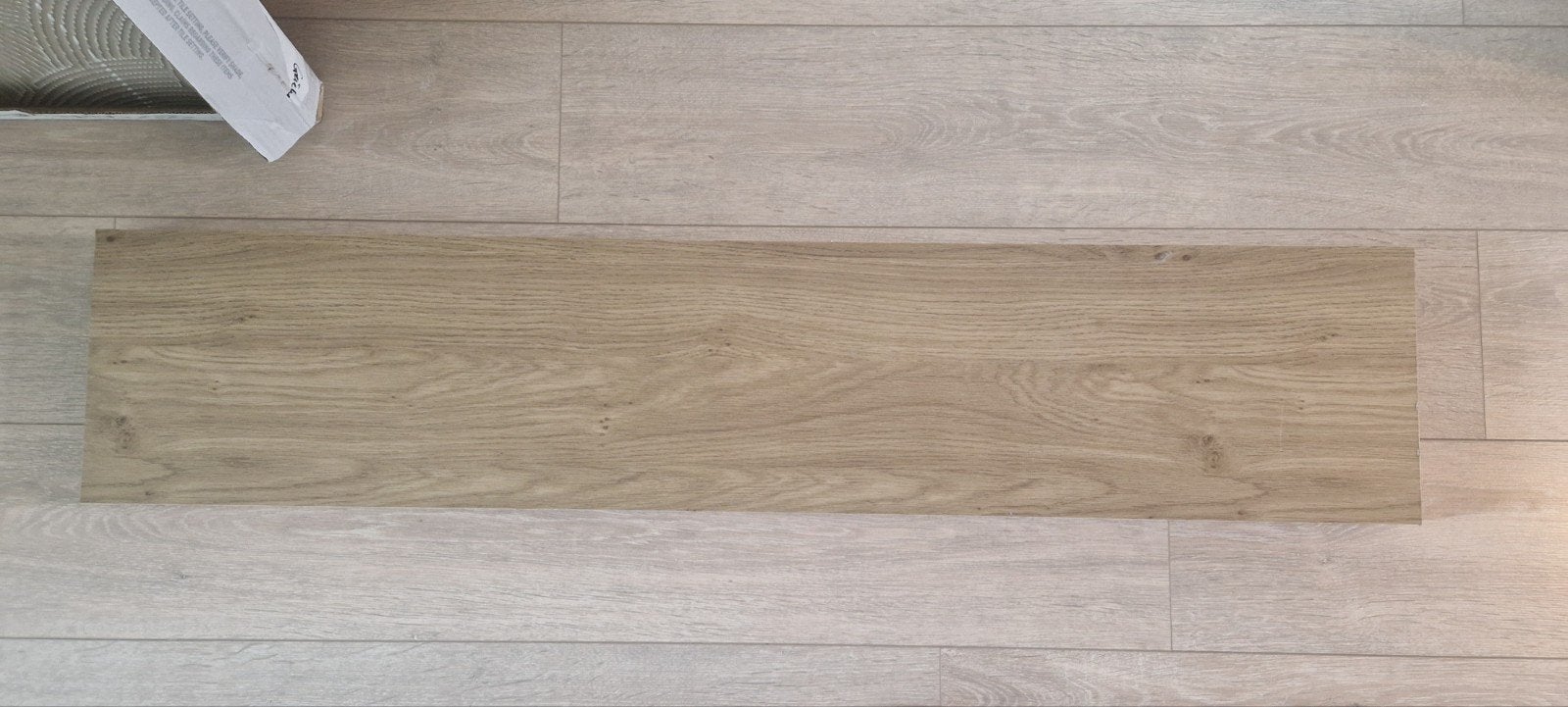 Ikea plank met zwart ophangsysteem - 120x25x4 cm, Ophalen, Zo goed als nieuw
