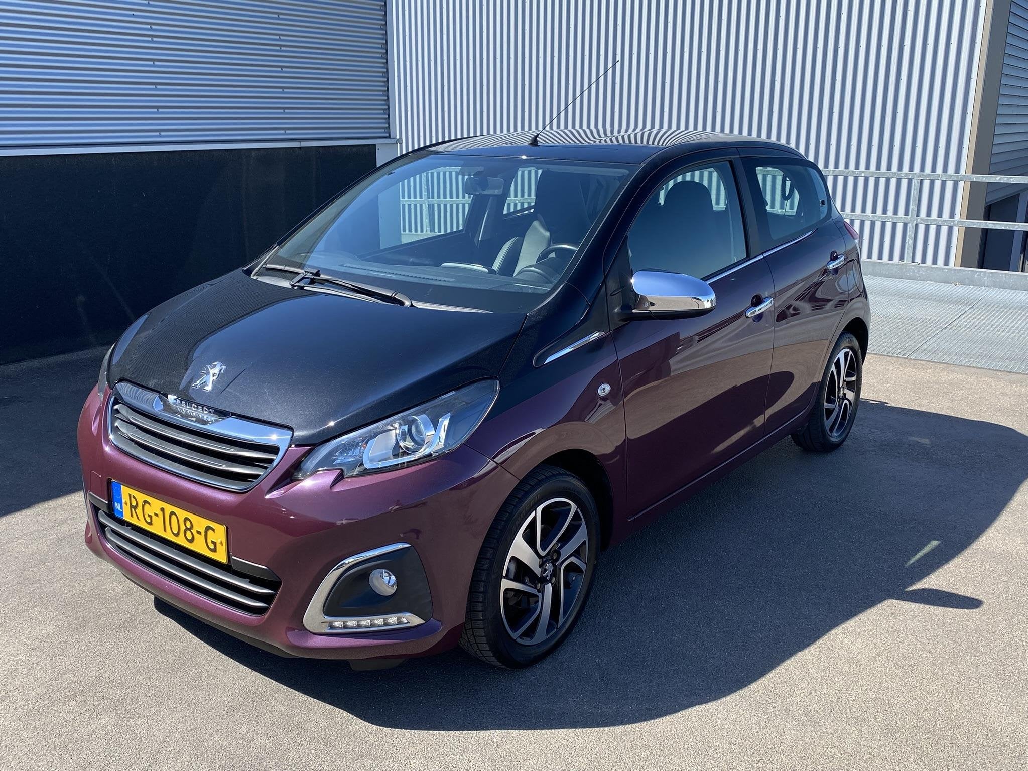 Peugeot 108 1.0 e-VTi Allure Bi-Tone - LM velgen, FullMap na, Auto's, Peugeot, Voorwielaandrijving, Stof, Gebruikt, Euro 6