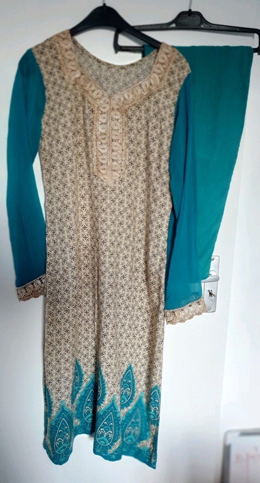 Indiase Salwar Kameez - Zo goed als nieuw maat M., Kleding | Dames, Maat 38/40 (M), Overige typen, Beige, Ophalen of Verzenden