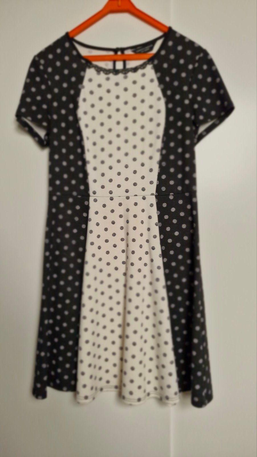 Dorothy Perkins jurk met stippen - Maat 42 (L), Kleding | Dames, Jurken, Maat 38/40 (M), Zwart, Ophalen of Verzenden, Knielengte