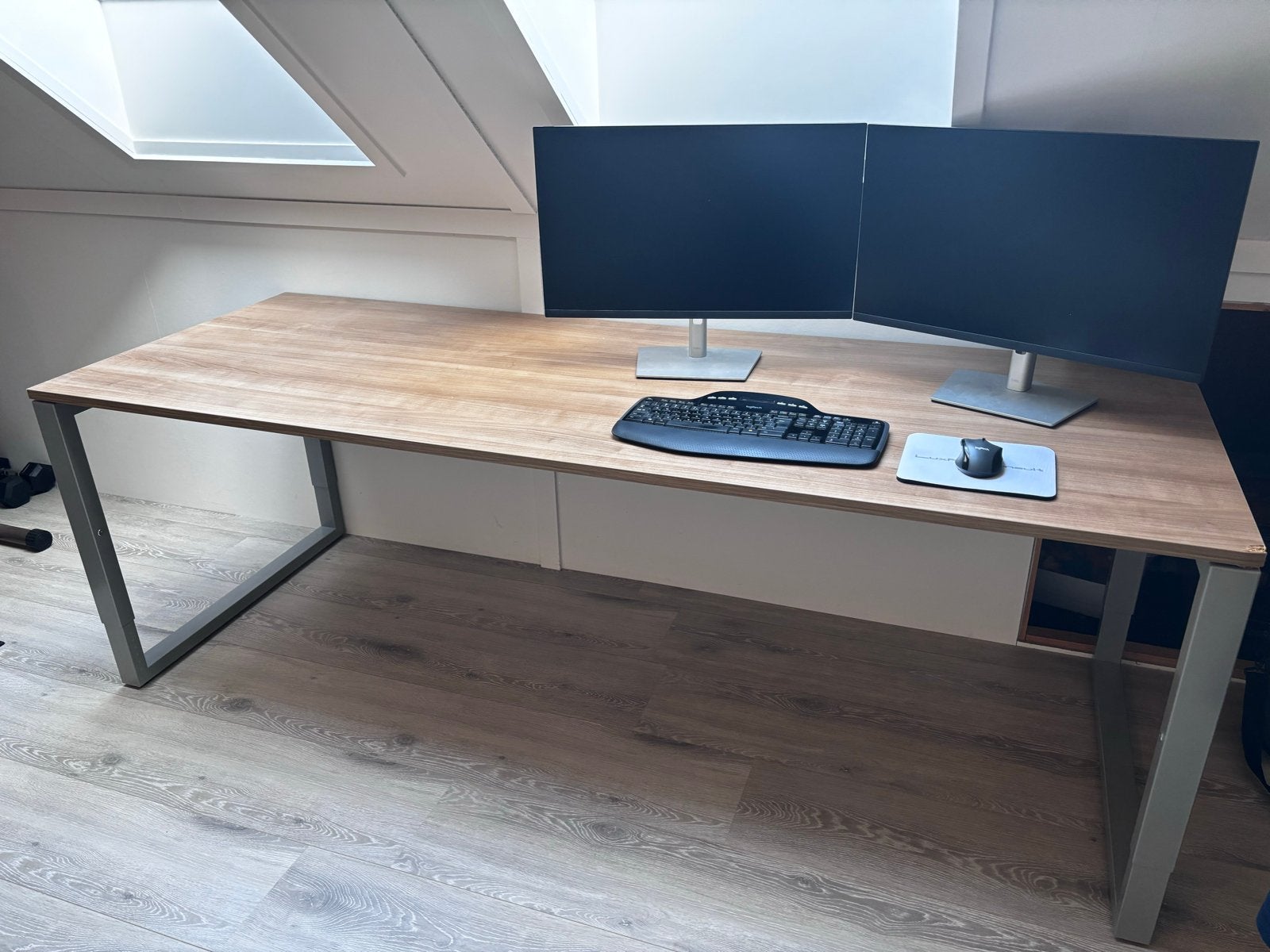 Ruim bureau met metalen onderstel - Lichte houtkleur, Huis en Inrichting, Demontabel, Gebruikt, Hout, Bruin