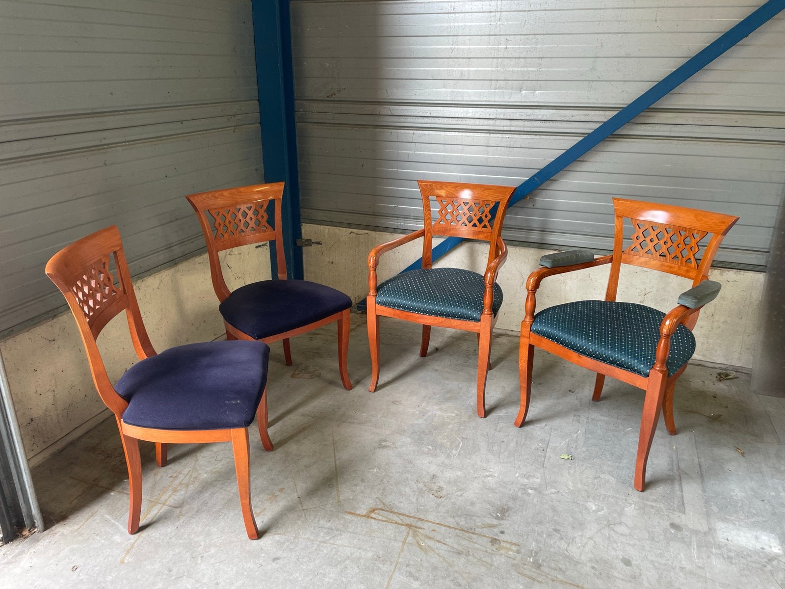 Set van 4 klassieke houten stoelen met stoffen bekleding, Huis en Inrichting, Gebruikt, Bruin, Ophalen of Verzenden, Vier