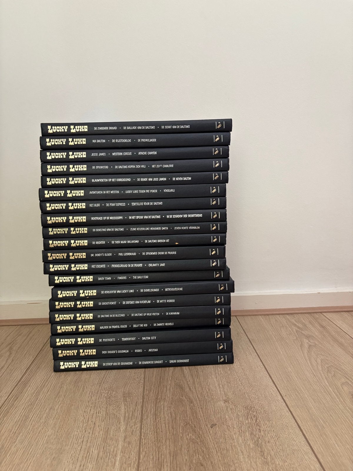 20 luxe zwarte Lucky Luke hardcovers (Lecturama), Meerdere stripboeken, Ophalen, Gelezen