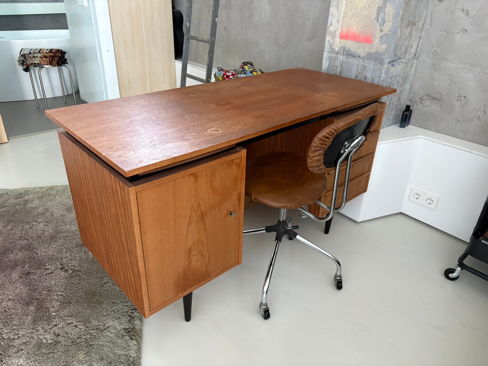 Midcentury bureaus jaren 50/60 vintage retro 2 stuks, Met lades, 135 cm, Hout, Ophalen of Verzenden